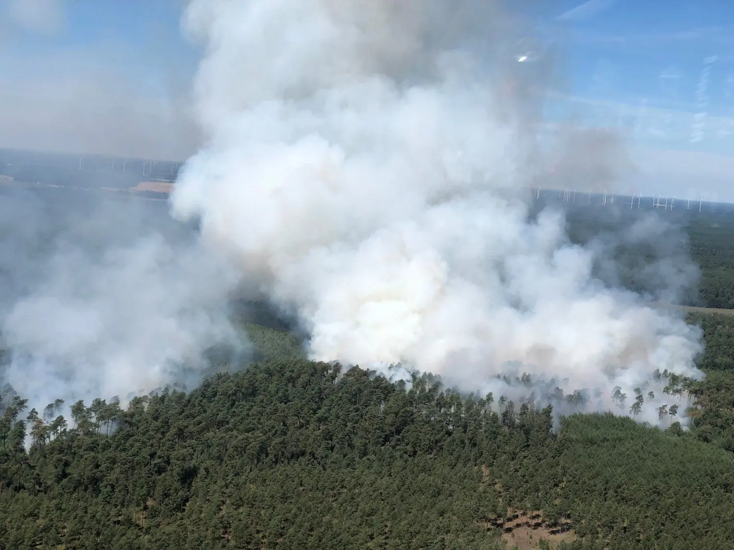 Blich von oben auf die brennende Lieberoser Heide.