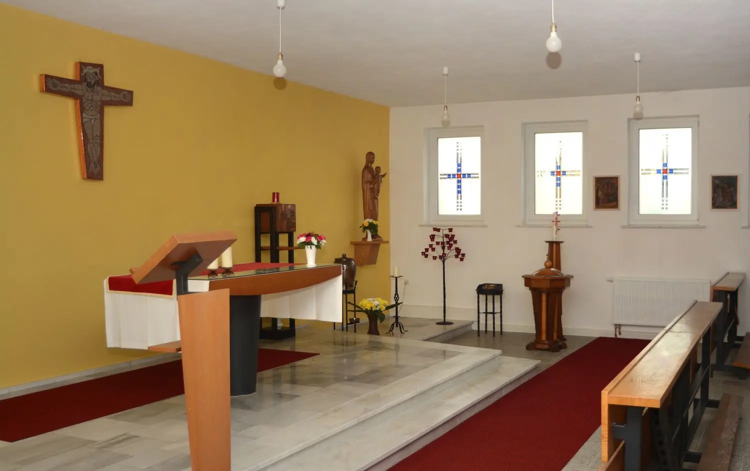 12 neue Kirchenfenster schmücken den frisch sanierten Kirchenraum, wobei sich alle Motive voneinander unterscheiden. Der Entwurf stammt vom Leiter der Bauabteilung im Ordinariat, Thomas Backhaus.