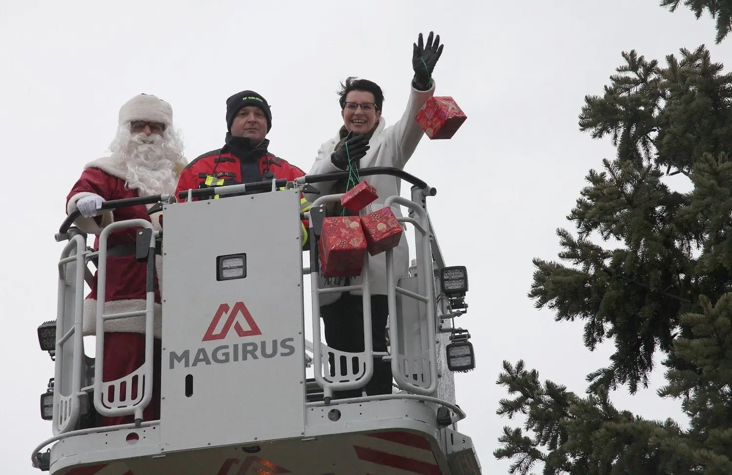 Birgit Zuchold geht in die Luft: Mit der Feuerwehr und dem Weihnachtsmann schmückt sie traditionell den Weihnachtsbaum in Welzow. ⇥