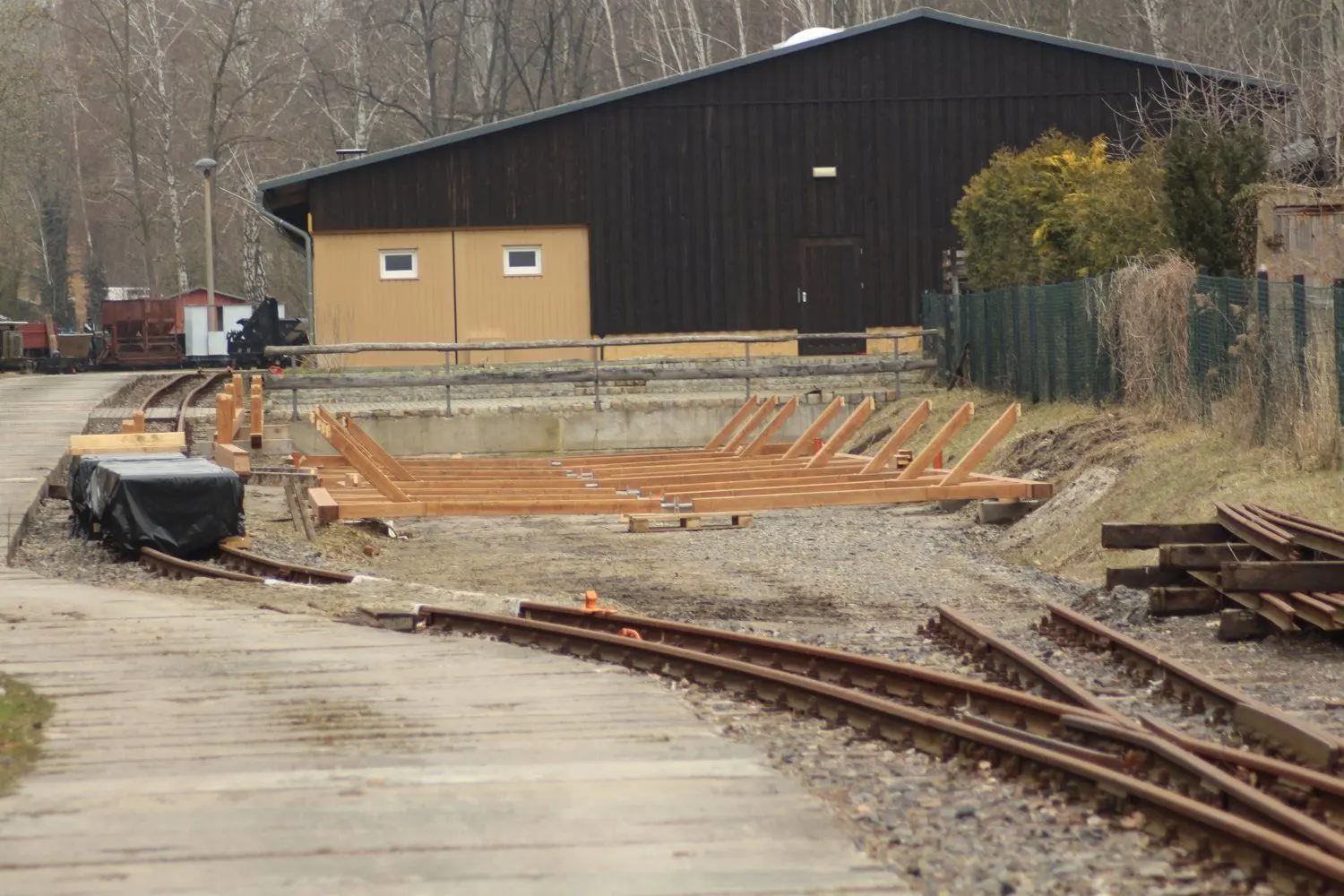 Der Unterstand für die Loren wird am Museumsbahnhof errichtet.
