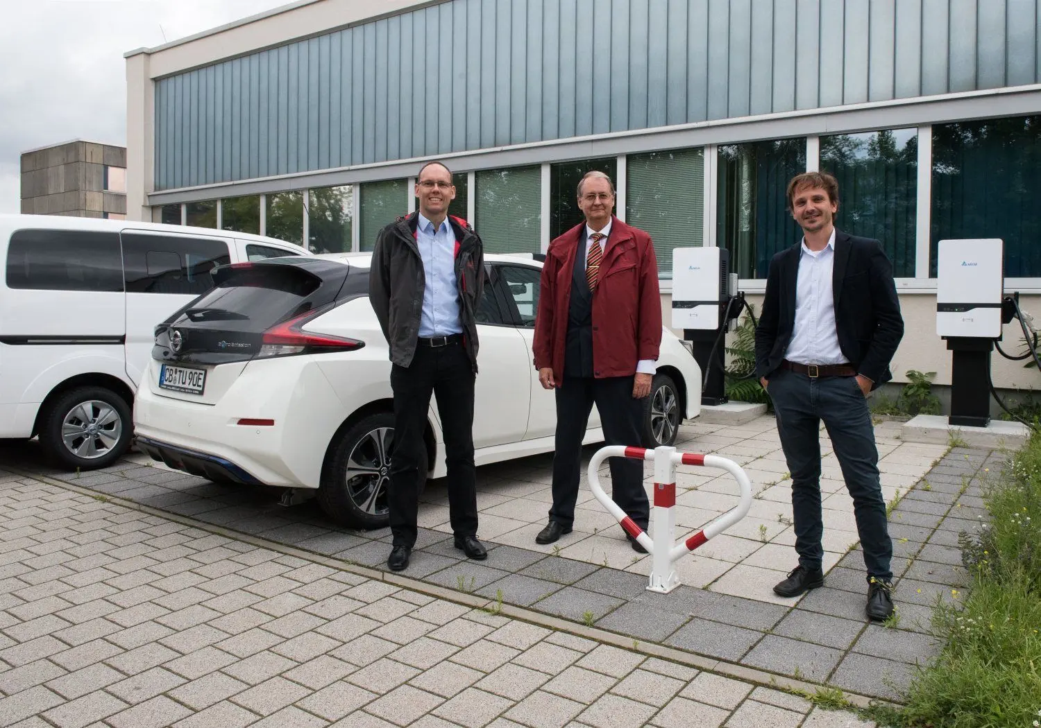 Bastian Garnitz, Harald Schwarz (v.l., beide BTU) und Sebastian Utzig, Sales Manager von Delta Electronics freuen sich über den Test der neuen Prototypen. Sie sollen helfen Stromnetze zu stabilisieren.