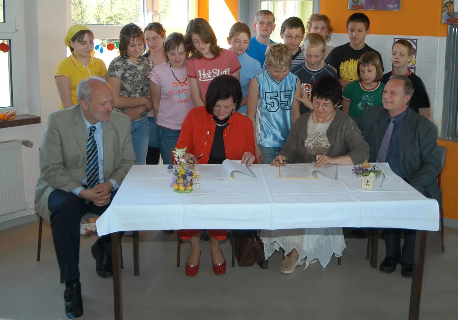 Kooperationsverträge zwischen Altdöbern und Großräschen haben Tradition. Im April 2007 unterzeichneten die damalige Leiterin der Oberschule Großräschen, Burgit Schulze (2.v.l.), sowie die damalige Leiterin der Grundschule Altdöbern, Monika Krüger (2.v.r), im Beisein der Bürgermeister Thomas Zenker (l.), Horst Bernstein (r.) und Grundschülern einen Kooperationsvertrag.