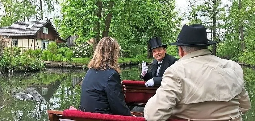 Auf den Spuren Theodor Fontanes fahren Danielle Riedhauser und Jürg Hämmerli durch den Spreewald. Gästeführer Peter Lehmann (M.) begleitet die beiden in Gestalt des Dichters bis nach Lehde.