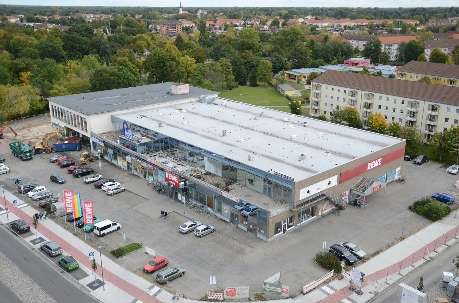 Einkaufszentrum Roter Platz in der Lübbenauer Neustadt. Die Entkernung des Gebäudekomplexes und die archäologischen Grabungen werden noch einige Wochen in Anspruch nehmen. Der eigentliche Abriss soll aber noch dieses Jahr beginnen.