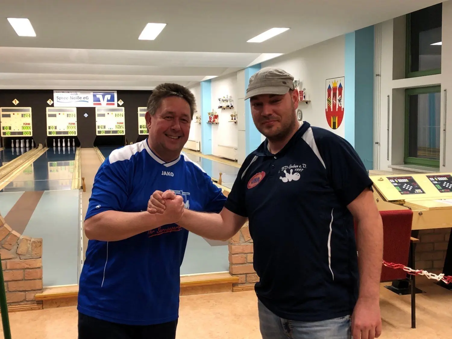 Kegler Roland Ziersch und Bowler Lars Krüger sind mit dem RUNDSCHAU-Duell zufrieden. Es soll bald eine Revenge geben.