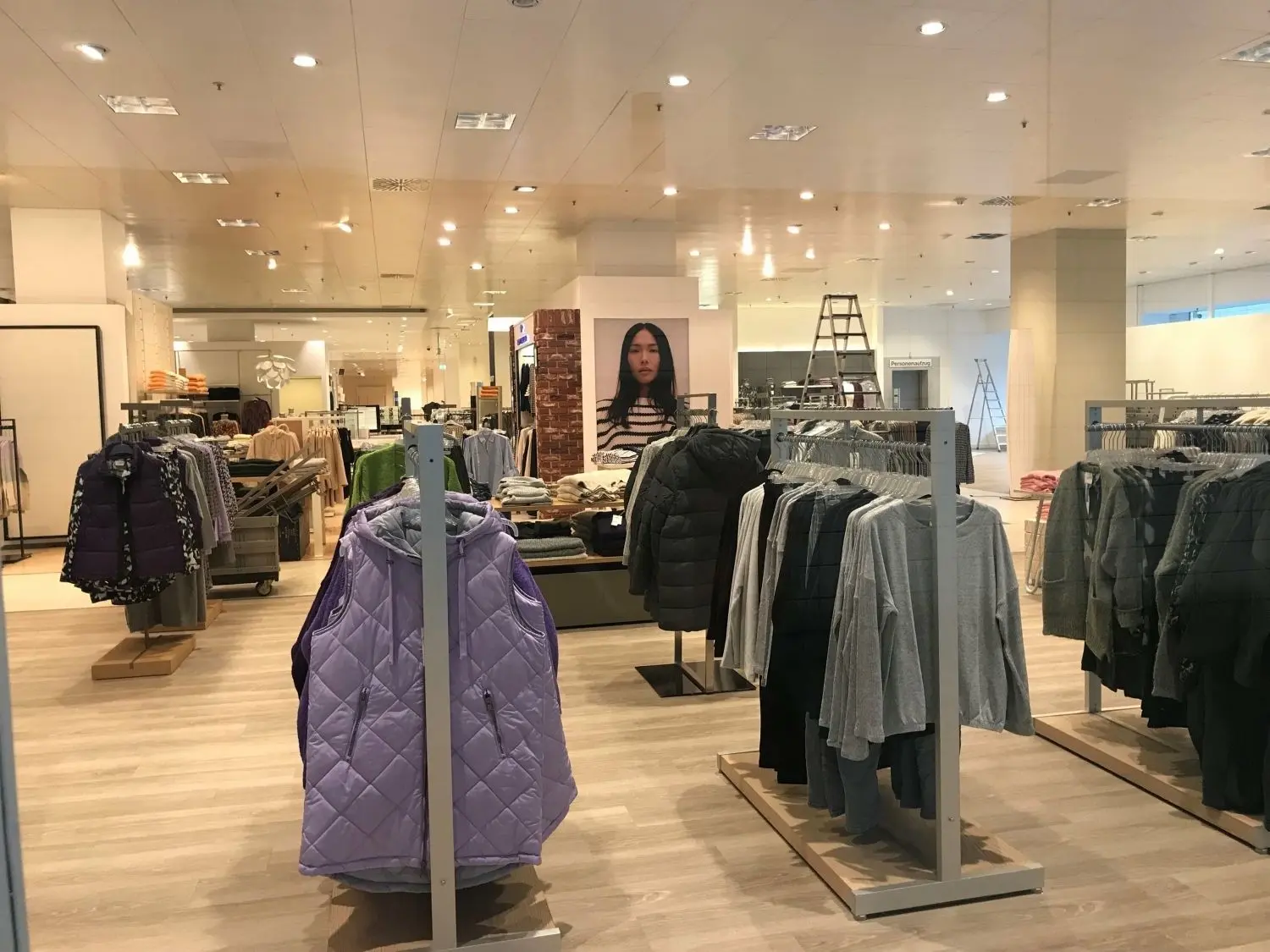 Blick von außen in der Aachener Modehaus in Cottbus. Das Kaufhaus bleibt geschlossen.