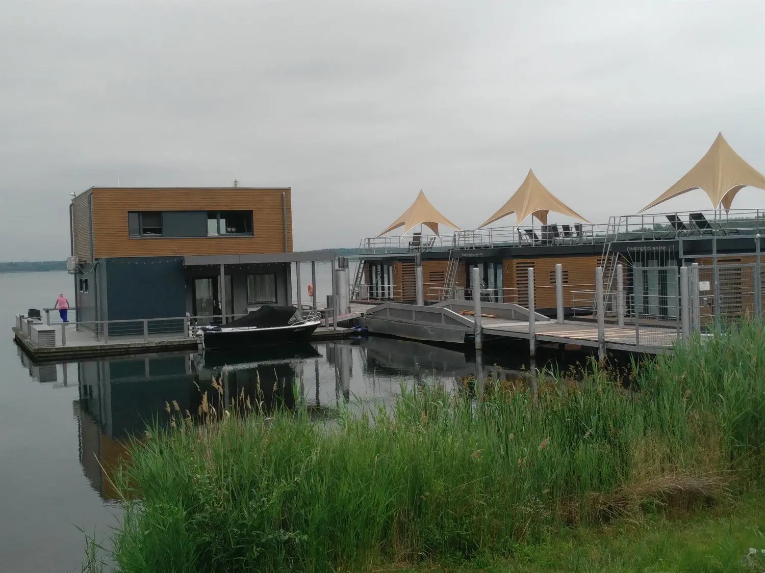 Bekannt sind die bisherigen zwei schwimmenden Häuser an der Steganlage, an der sich auch ein Imbiss befindet.