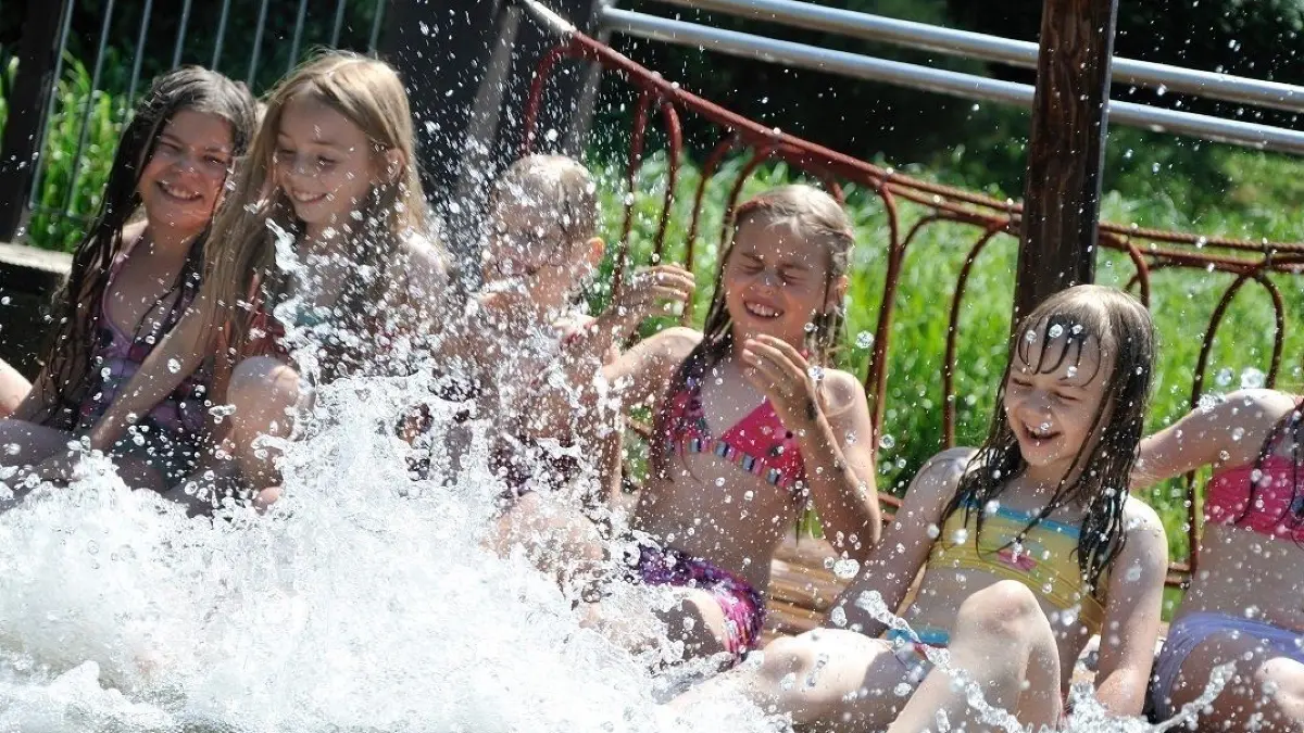 Der Wasserspielplatz in Lübben ist im Sommer beliebt. Der Lübbener Kindersommer hat auch Lesungen, Wanderungen und Ostereiermalen im Programm.
Der Wasserspielplatz in Lübben ist im Sommer beliebt. Der Lübbener Kindersommer hat auch Lesungen, Wanderungen und Ostereiermalen im Programm.