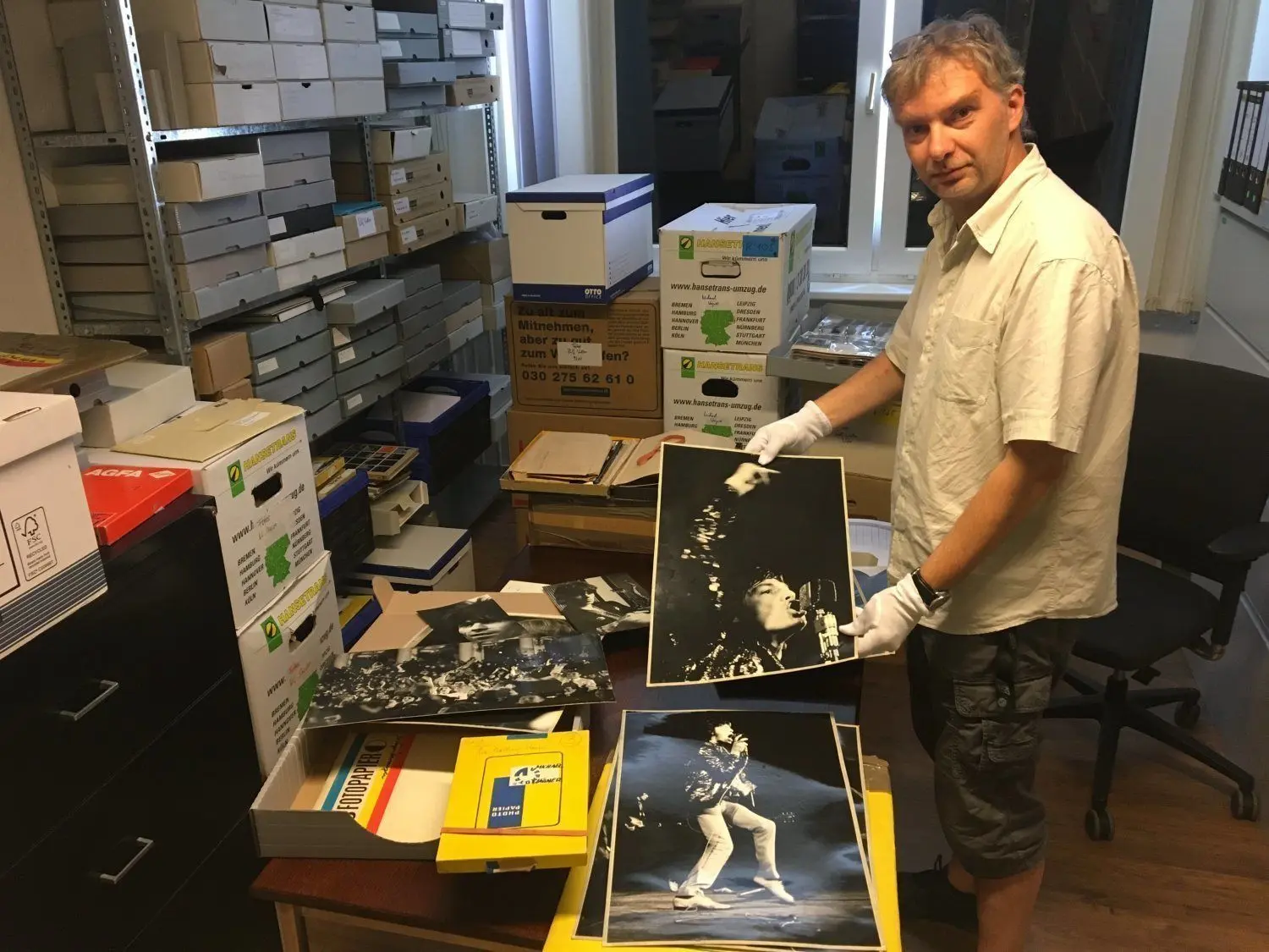 Archivar Christoph Ochs zeigt Stones-Fotos von Michael Wagner