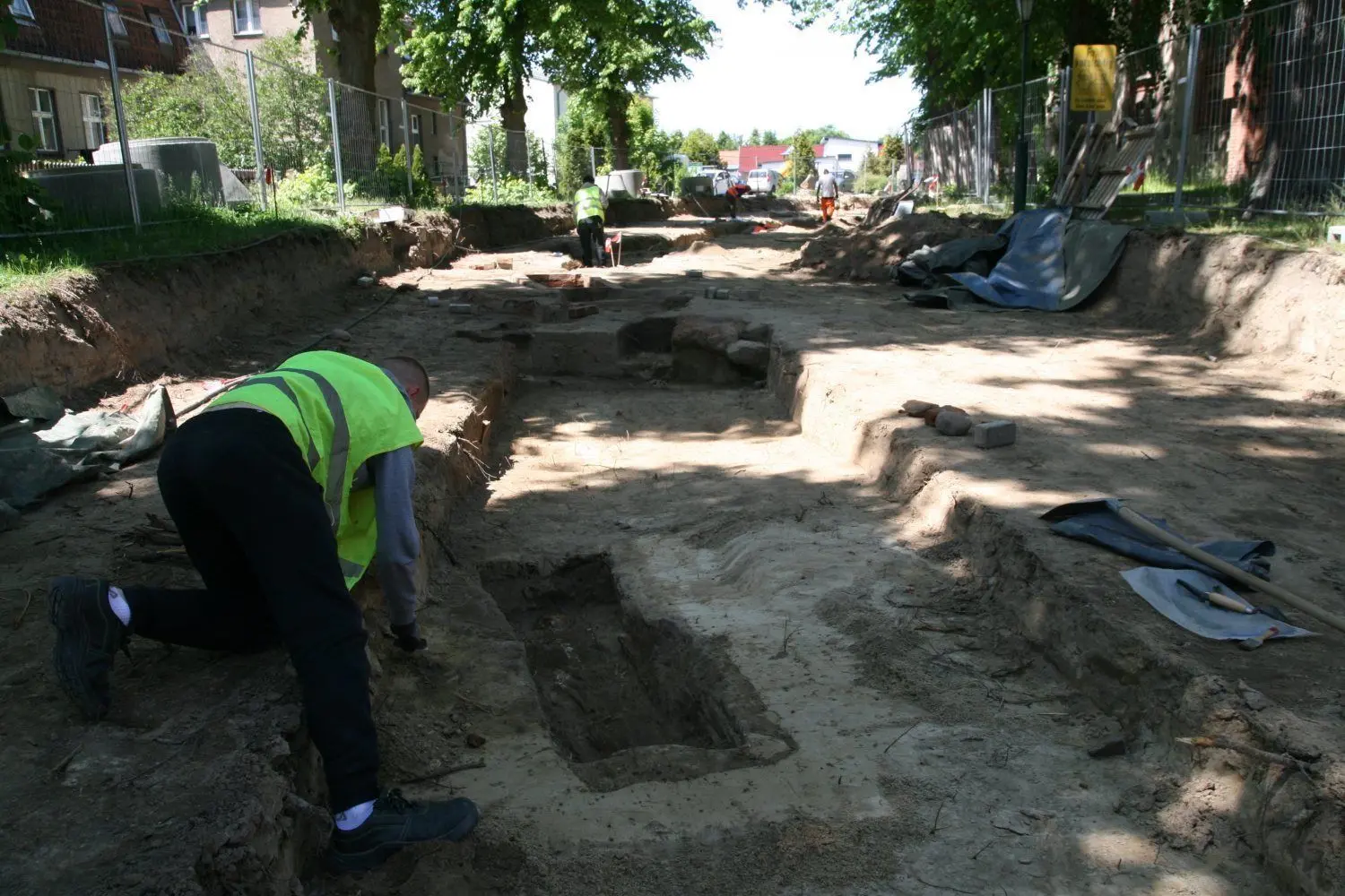 Im Bereich der künftigen Kanaltrasse müssen alle Gräber erfasst und archäologisch dokumentiert werden.