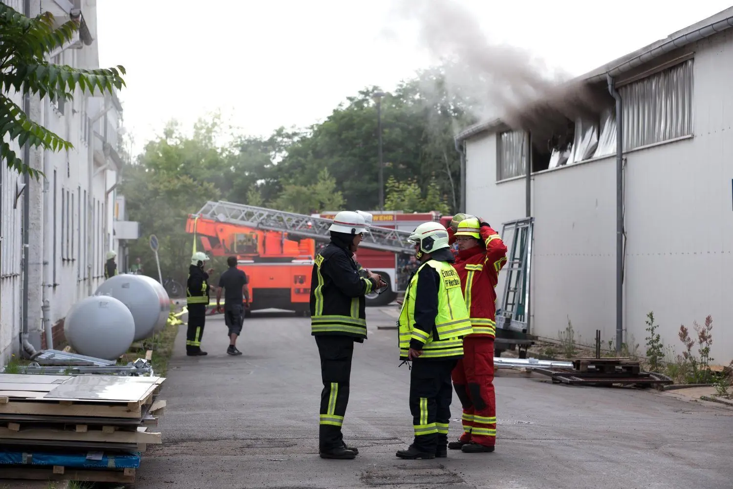 Herzbergs Stadtbrandmeister und Einsatzleiter Ralf Becker (Mitte) und Falkenbergs Stadtbrandmeister Sören Dieke (l.) beraten sich.