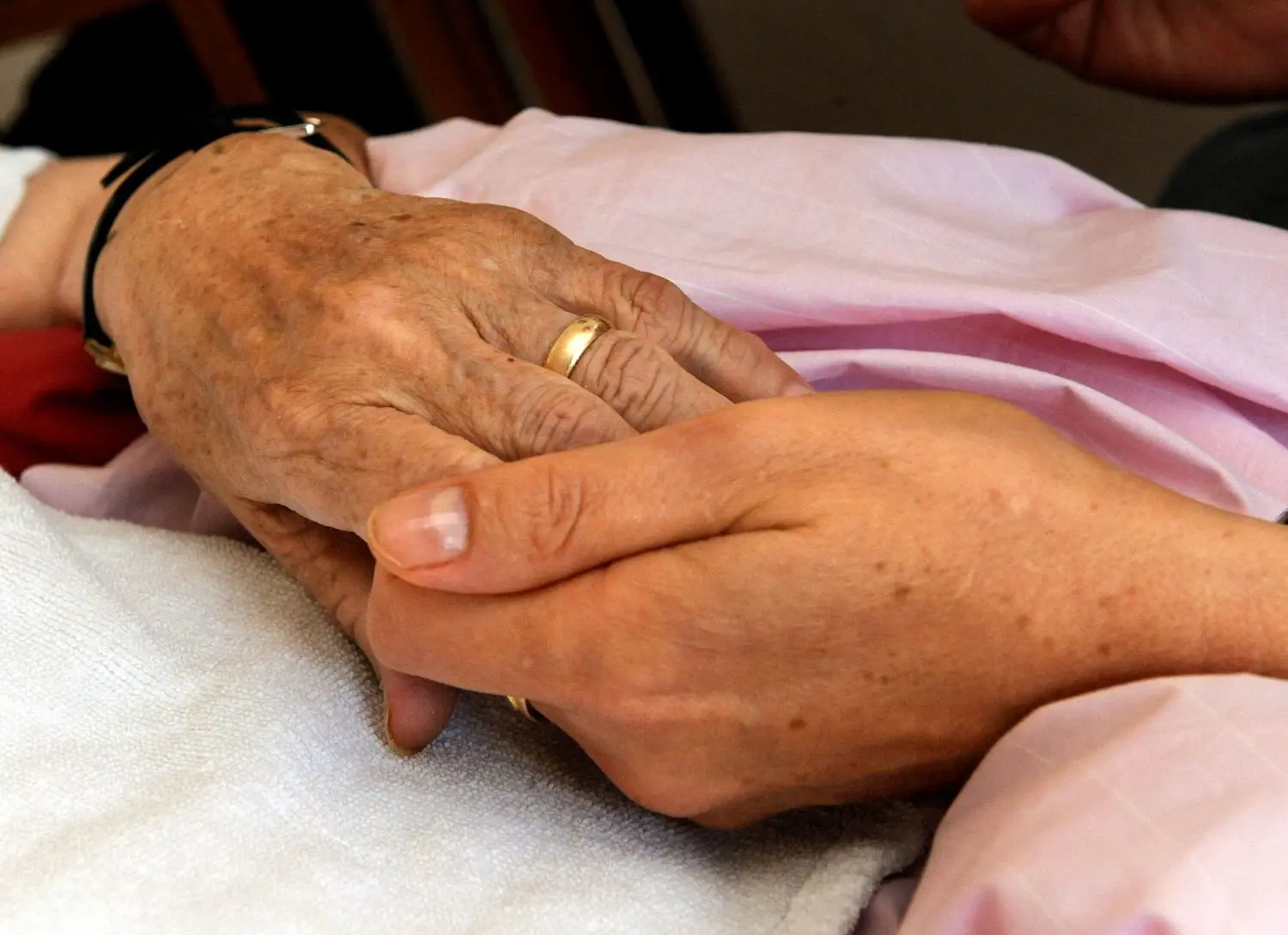 Grundkenntnisse, die bei der Sterbebegleitung eines Angehörigen wichtig sind, soll in einem Kurs am Evangelischen Hospiz in Luckau vermittelt werden. (Archivbild)