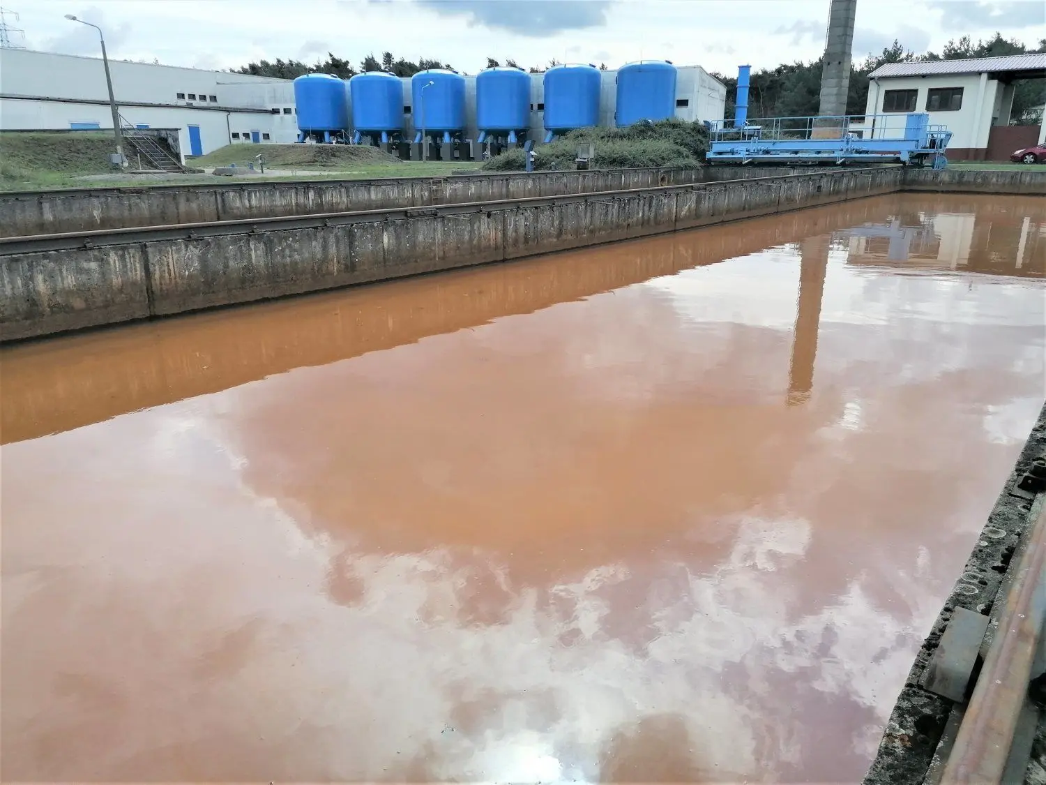 In zwei Absetzbecken sammelt sich der Eisenhydroxidschlamm. Dieser stammt vom Spülen der großen Filterbehälter. Der Schlamm wird herausgeholt, auf speziellen Flächen luftgetrocknet und schließlich als Abfall entsorgt.