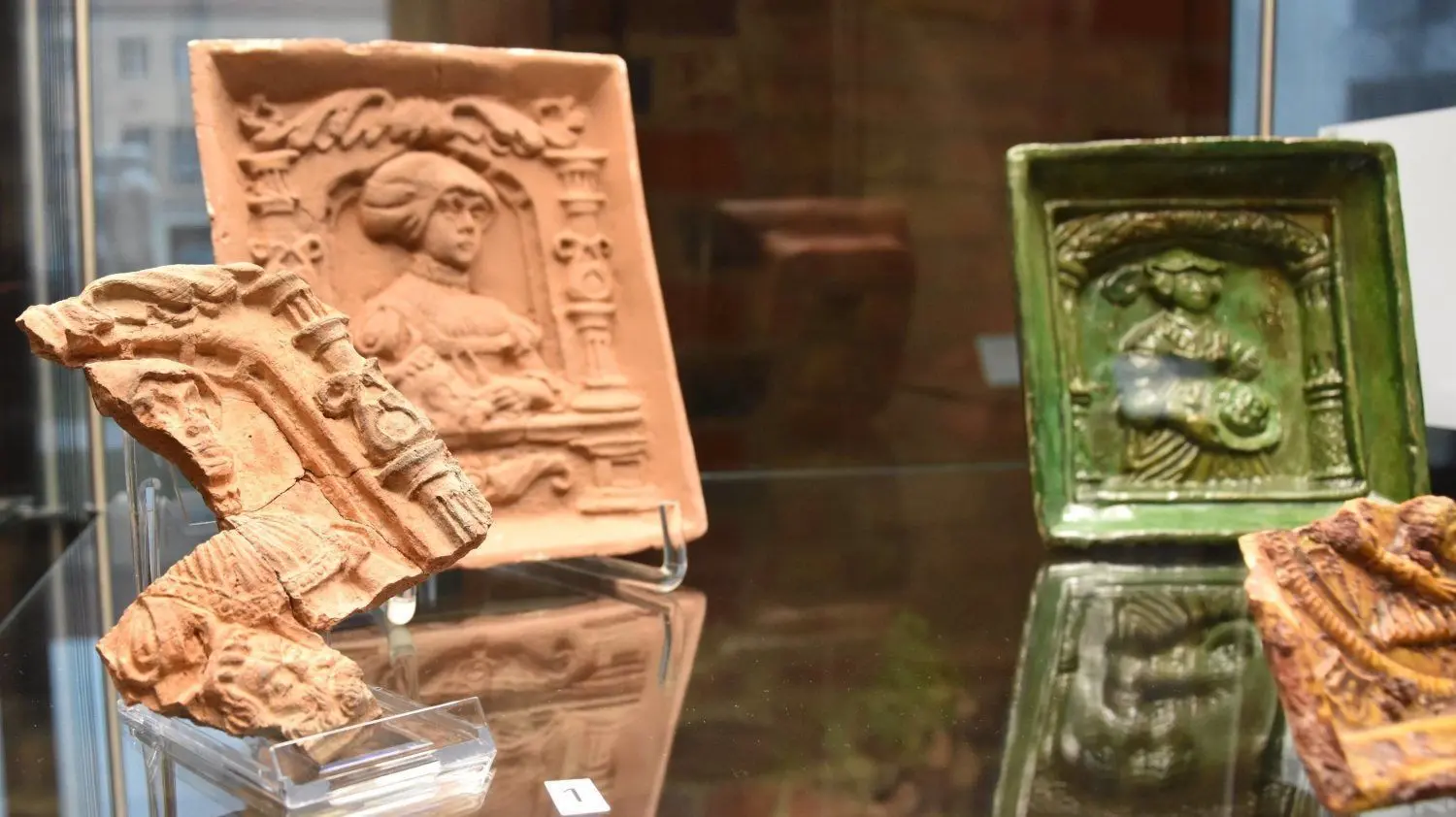 Insgesamt sechs Kapitel werden thematisch in der neuen Ausstellung der Slawenburg Raddusch gegliedert. Sie zeigen die wichtigsten erforschten archäologischen Zeiten aus der Geschichte der Niederlausitz. So war die Entwicklung des Kachelofens beispielsweise ein Meilenstein für die Wohnkultur.