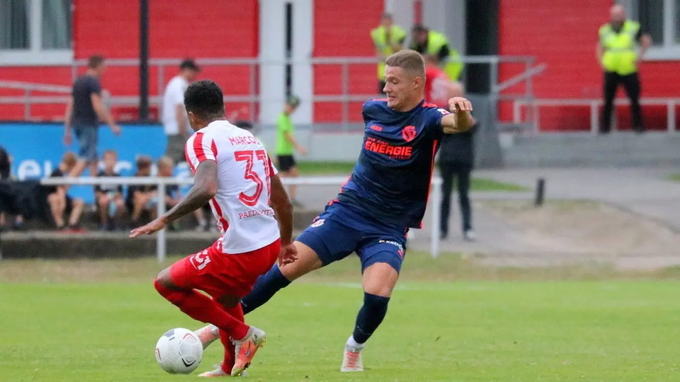 Bei Energie Cottbus (hier Tobias Eisenhuth/r.) gibt es ein Überangebot an zentralen Mittelfeldspielern.