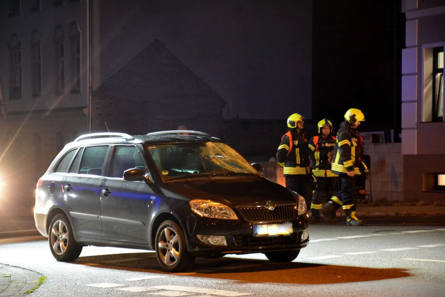 Ein schwerer Verkehrsunfall hat sich Samstagnacht in Spremberg an der Kreuzung Dresdener/Berliner Straße ereignet. Dabei ist eine 17-jährige Radfahrerin mit diesem Pkw zusammengestoßen und schwer verletzt worden.