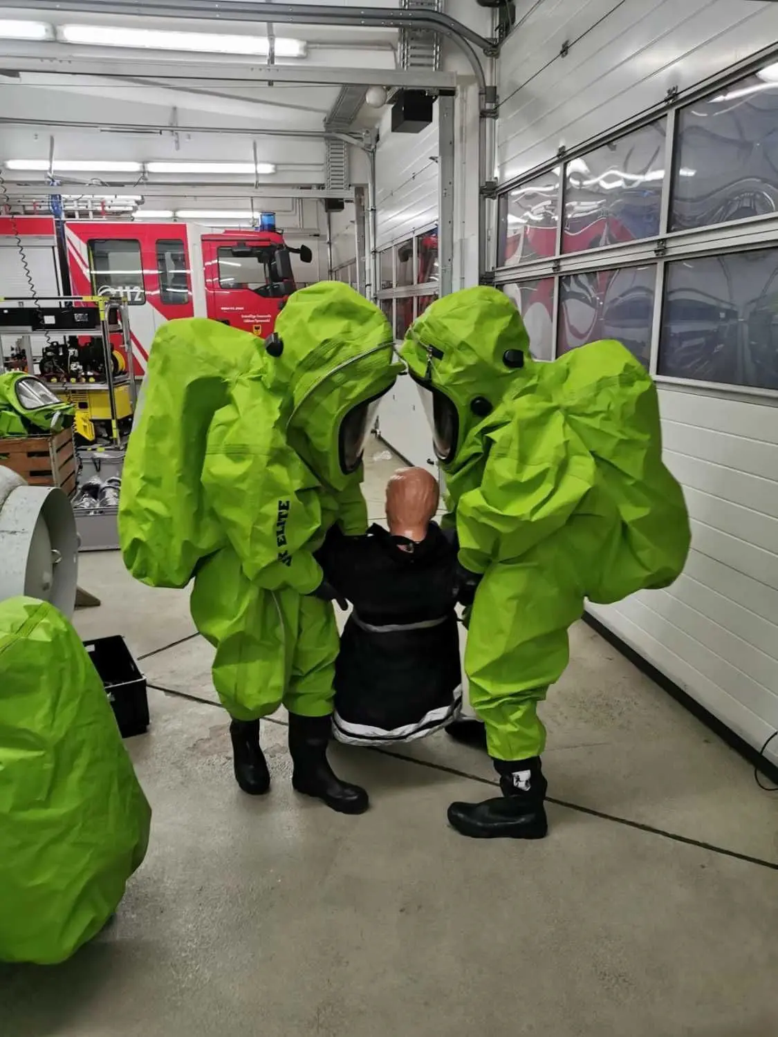 Bergung einer verletzten Person beim Chemikalien-Schutzanzug-Belastungslauf der Feuerwehr Lübben.