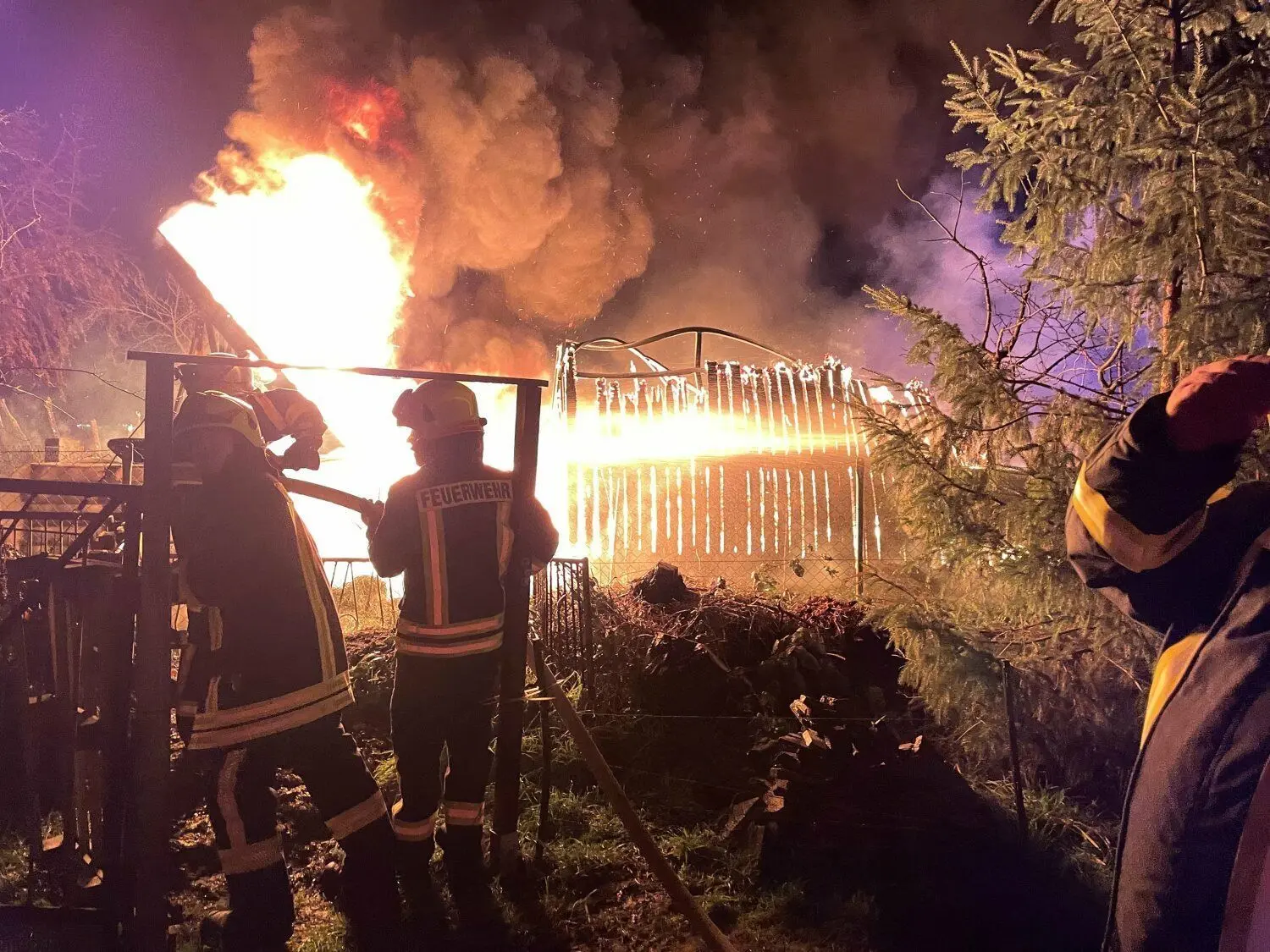 Einsatzkräfte löschen den Stallbrand in der Silvesternacht in Ogrosen. Die Flammen waren bis in das benachbarte Missen zu sehen.
