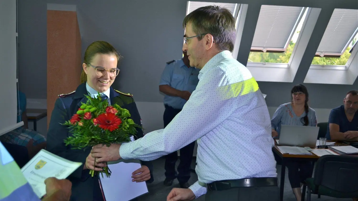 Sophie Hentsch erhält Blumen und die Ernennungsurkunde von Unterspreewalds Amtsdirektor Henri Urchs.