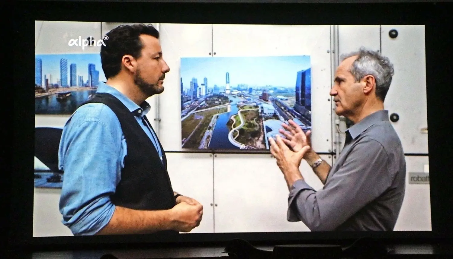 Der 30-minütige ARD-Film "Megatrends der Zukunft" - hier Alexander Thamm (li.) im Interview mit Architekt Professor Gerhard Schmitt - bot am 10. April in der Kufa viel Diskussionsstoff für Hoyerswerda.