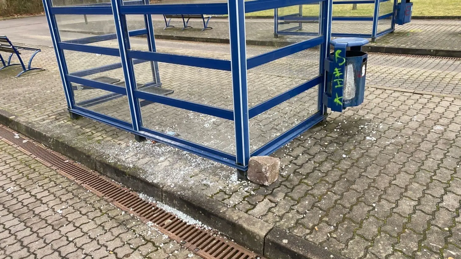 In der Silvesternacht gingen erneut Scheiben am Busbahnhof in Bad Liebenwerda zu Bruch.