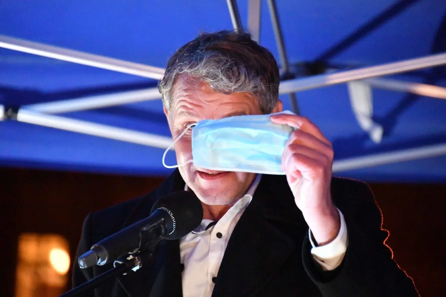 Auf der Demonstration in Cottbus sprach der AfD-Politiker Björn Höcke. Eine Maskenpflicht bestand nach Auskunft der Behörden nicht.