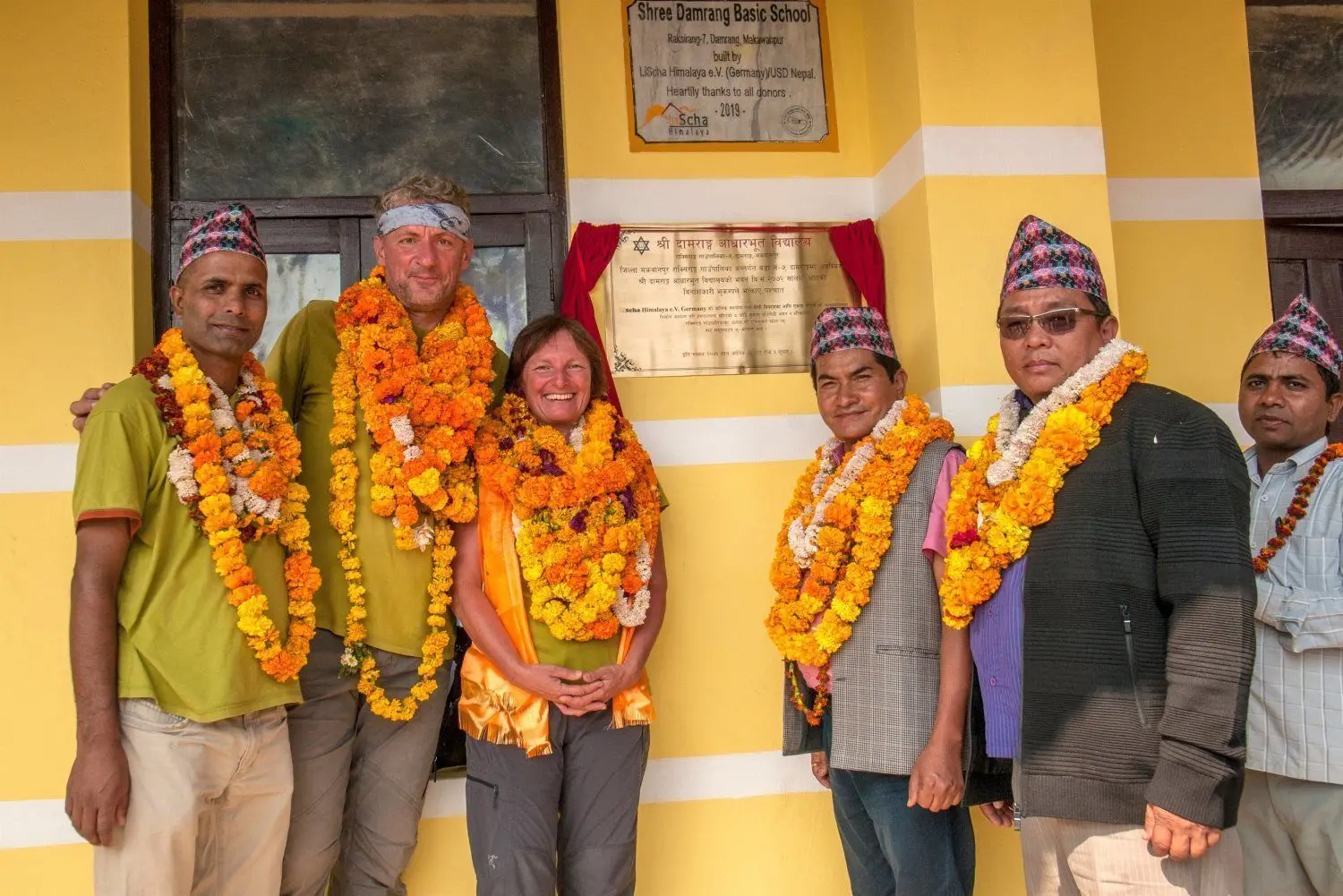 Diese Grundschule ist mithilfe des Projekts Lischa Himalaya gebaut worden – die Gubener Helfer Steffen Schöley (2.v.l.) und Daniela Jährig (3.v.l.) waren bei der Eröffnung dabei.