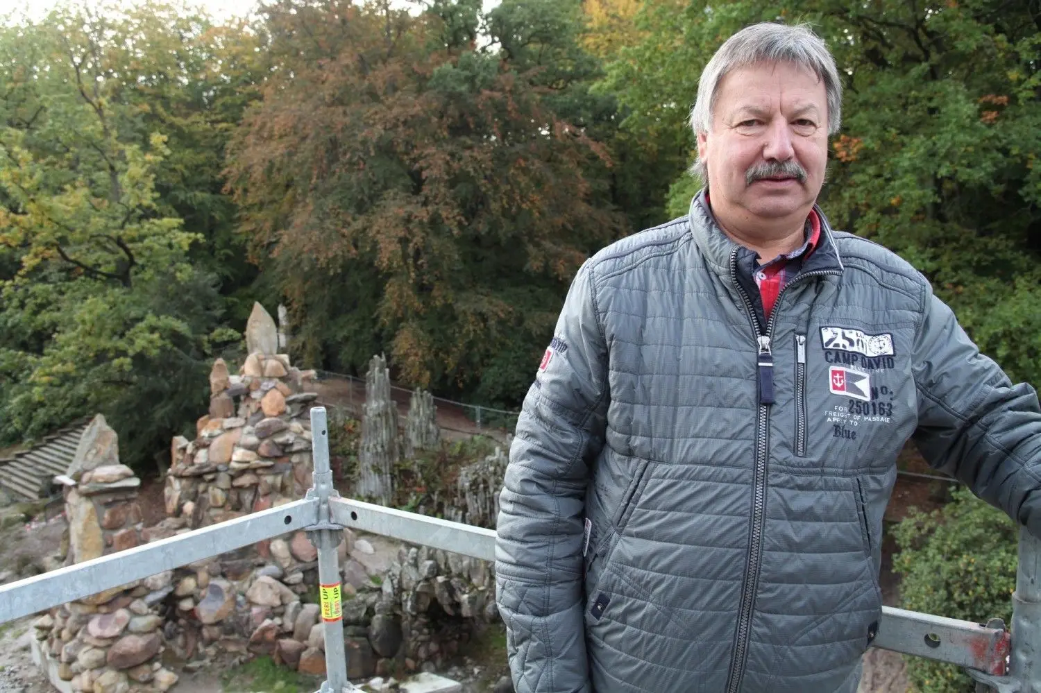 Der Gablenzer Bürgermeister Dietmar Noack auf dem Gerüst der Rakotzbrücke. Im Hintergrund ist die Grotte zu sehen.
