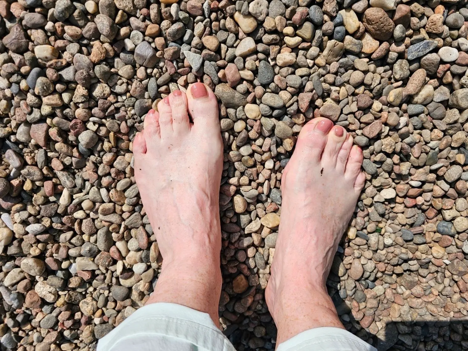 Wann sind Sie das letzte Mal ohne Schuhe unterwegs gewesen? LR.de hat den Barfußpark im Spreewald-Kurort Burg ausprobiert. Aua! Die kleinen Kiesel sind eine Herausforderung für die Füße der Reporterin.