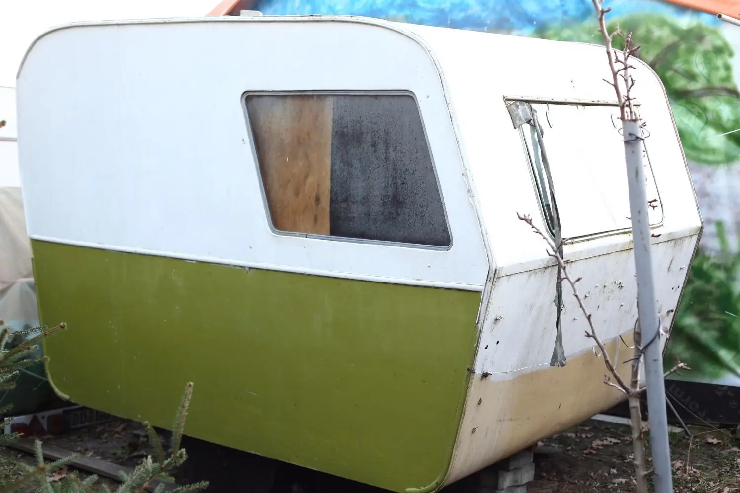 Das Modell ohne Namen, einer der ältesten Wagen auf dem Hof. Er steht auf Rundholzplatten, damit er überhaupt bewegt werden kann. Hier fehlen sämtliche technische Unterlagen.