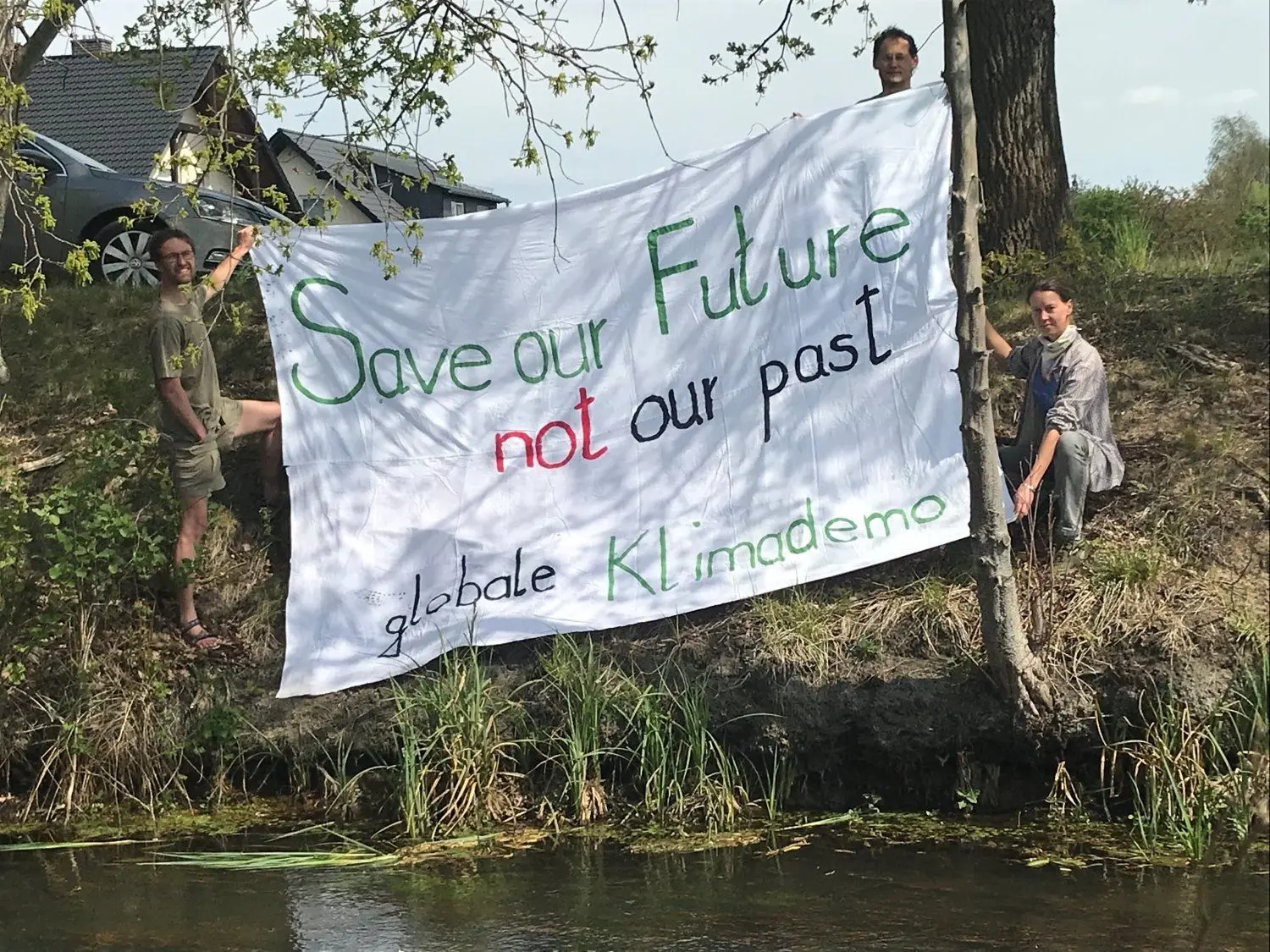 Mit diesem Plakat und der Aufforderung, die Zukunft zu retten - nicht die Vergangenheit, nahmen Lübbener am Netzstreik fürs Klima teil. Konkret im Spreewald weisen sie auch auf den aktuellen Wassermangel hin, der nach der langen Trockenheit an diesem Fließ mit dem abgesunkenen Wasserspiegel gut zu erkennen ist.