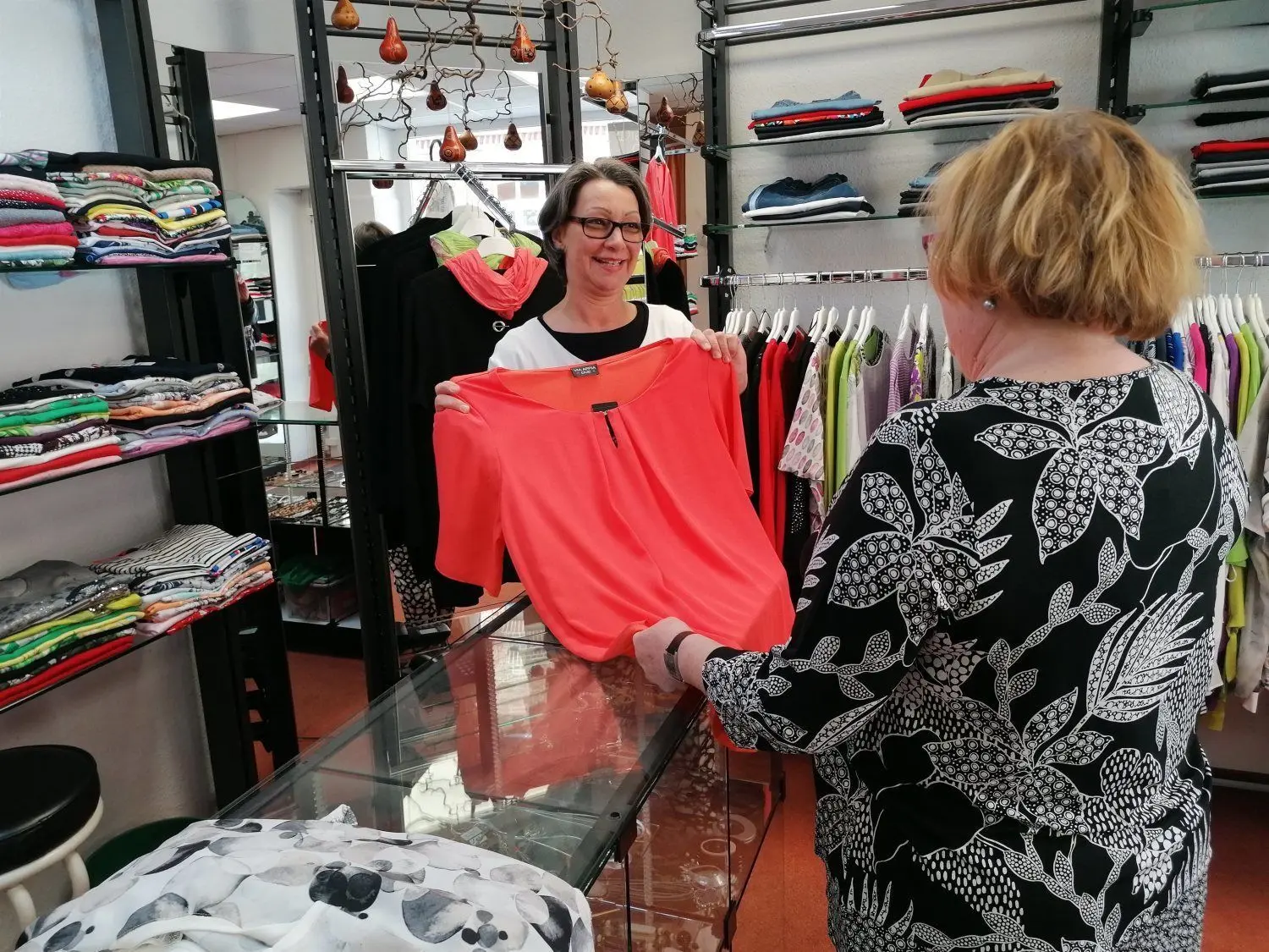Endlich shoppen! Diese Stammkundin war gleich am ersten Öffnungstag aus dem Raum Riesa zum Einkaufen in die „Mollige Mode“ zu Sylke Rabe nach Bad Liebenwerda gefahren.