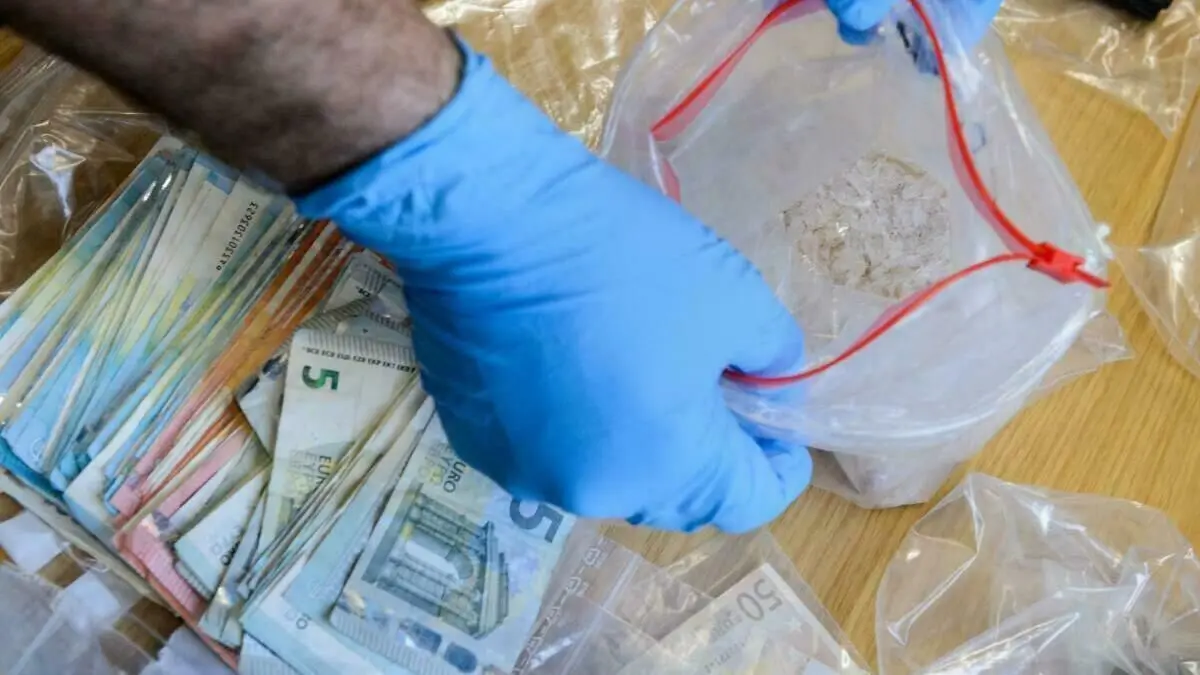 Wenn eine Durchsuchung solch reiche Ausbeute ergibt, hat sich der Einsatz gelohnt. Wie bei einer Wohnungsdurchsuchung vorgegangen wird und welche Überraschungen die Kripo-Beamten dabei erleben, darüber berichtet der auch für Oberhavel zuständige Kriminalkommissar Thorsten Patschewitz von der Polizeidirektion in Neuruppin.
Sven Caroli, Leiter des Fachkommissariats Betäubungsmittelkriminalität der Polizeidirektion Sachsen-Anhalt Süd, präsentiert am 23.11.2016 in Halle (Sachsen-Anhalt) während einer Pressekonferenz Waffen, Bargeld und verschiedene Drogen, die bei Durchsuchungen sichergestellt worden waren. Dabei ist auch sogenanntes "Crystal Meth" in einer Plastiktüte. Foto: Jens Schlueter/dpa Foto: Jens Schlueter/dpa-Zentralbild/dpa +++(c) dpa - Bildfunk+++ |