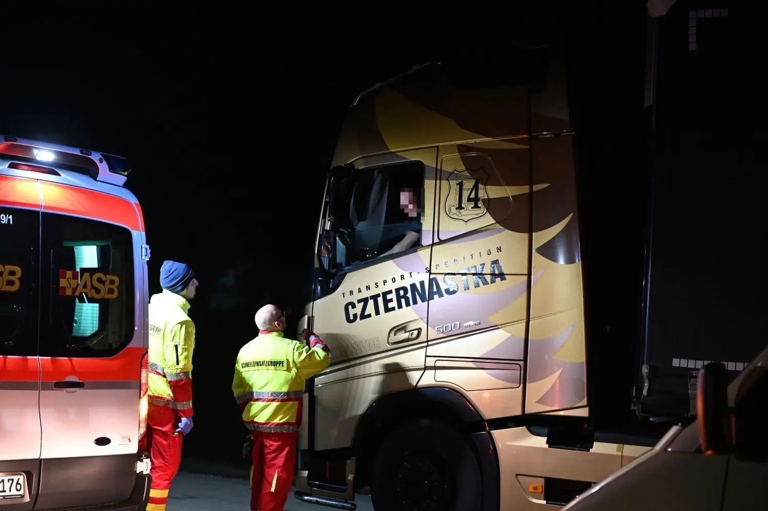 Am Dienstagabend wurden die Katastrophenschutzzüge des Landkreises Bautzen alarmiert, um die gestrandeten Fahrer auf der A4 zu versorgen. Dort angekommen erwartete die Helfer ein absolutes Chaos.
