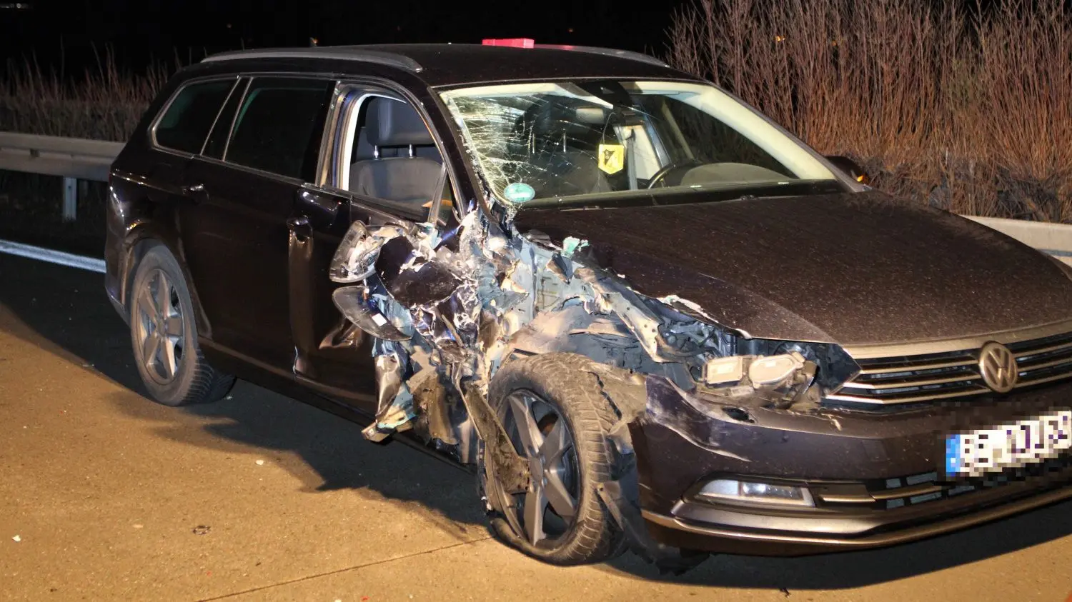 Am Dienstagmorgen, 15. Dezember, ereignete sich auf der BAB 13 an der Anschlussstelle Ruhland in Fahrtrichtung Dresden ein Verkehrsunfall, der den Berufsverkehr beeinflusste. Dabei fuhr ein Lkw einem Pkw VW auf.