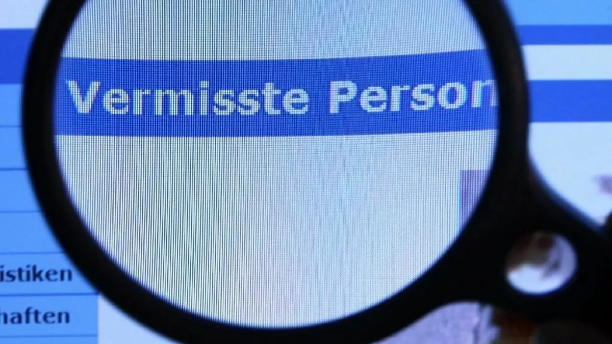 Bundesweit hat die Polizei am Samstag nach einem vermissten Gubener gesucht.
ARCHIV - 27.08.2010, Schwerin: ILLUSTRATION - Hinter einer Lupe ist der Schriftzug «Vermisste Person» auf einem Fahndungsaufruf auf der Internetseite des Bundeskriminalamtes (BKA) zu sehen. (zu dpa «Zahl der Vermisstenfälle steigt in Hessen und Rheinland-Pfalz» vom 24.12.2018) Foto: Jens Büttner/dpa-Zentralbild/dpa +++ dpa-Bildfunk +++