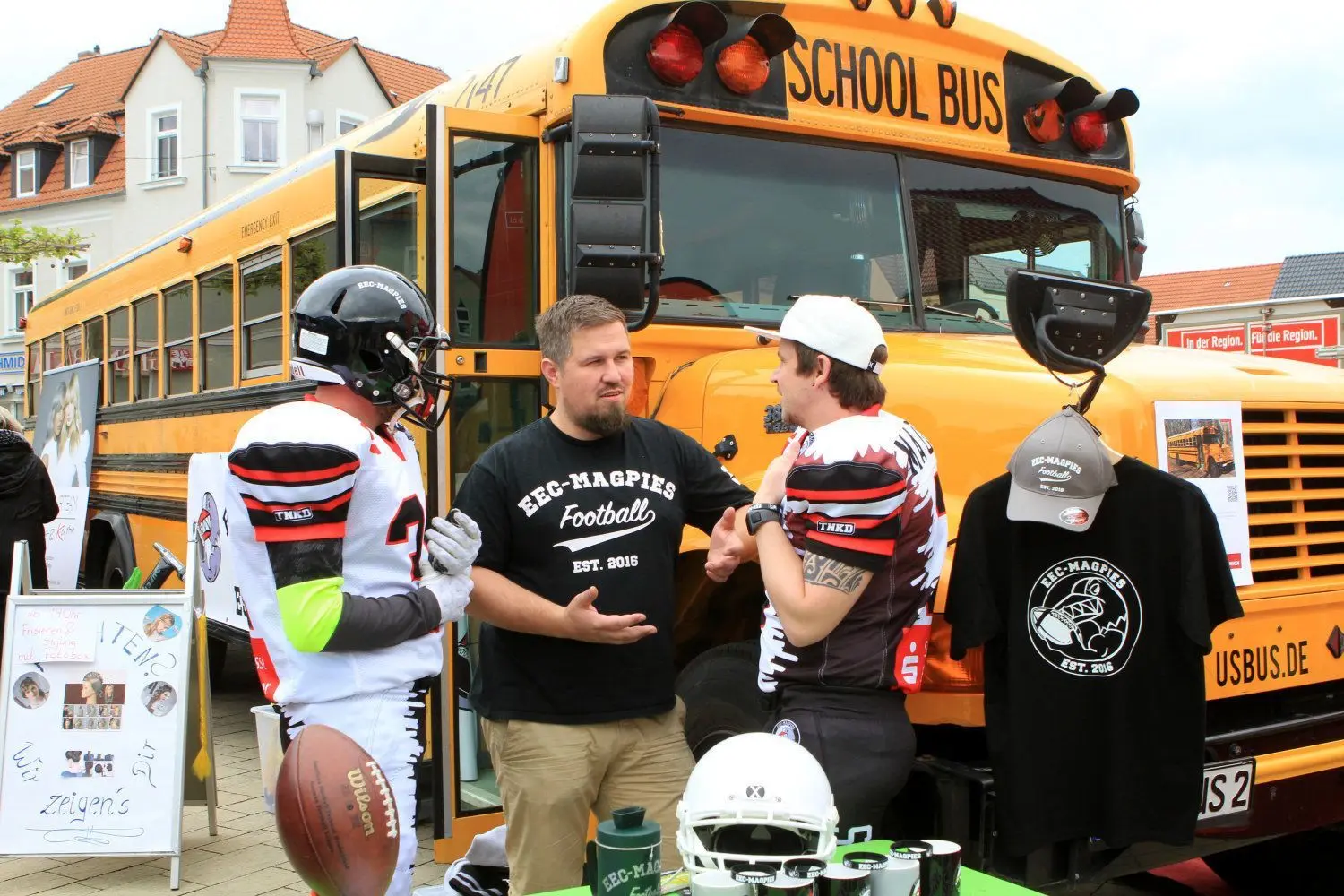 Frühling 2019: Damals sammelten die Footballer der Magpies für ihre Crowdfunding-Aktion zum Erwerb des US-Schulbus noch Geld bei der Autoshow in Elsterwerda. Der damalige Präsident Michael Schmetzer (2.v.l.) im Gespräch mit zwei Footballern.⇥