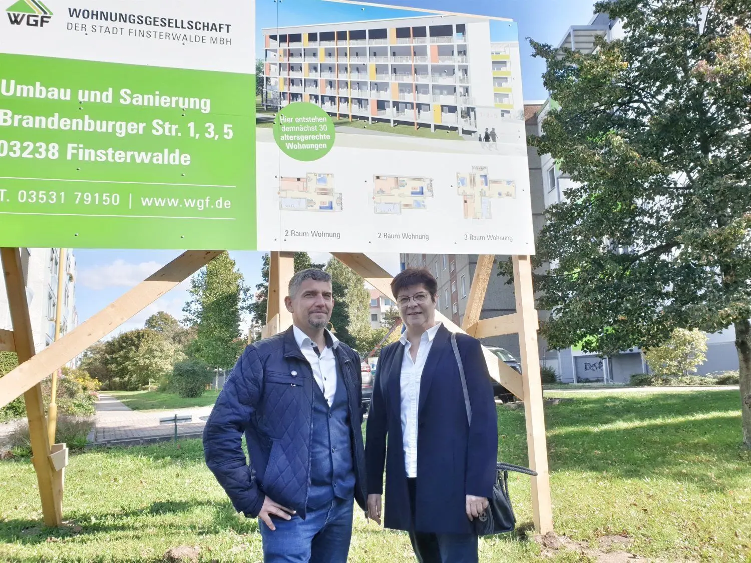 WGF-Technikchef Daniel Biedenweg und Geschäftsführerin Elke Koinzer vor der Finsterwalder Großbaustelle.