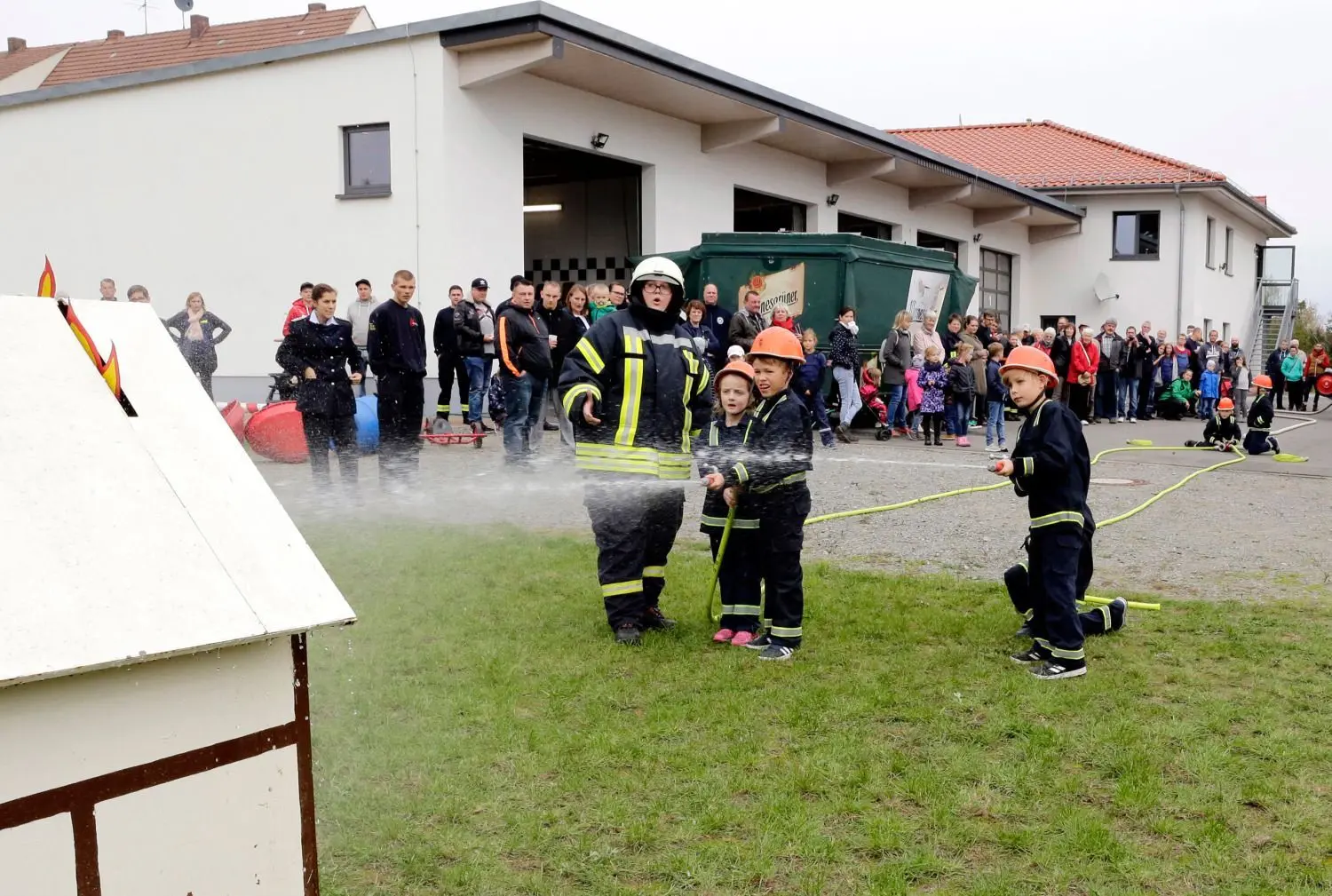 Der Nachwuchs zeigt gern, was er schon drauf hat, wie hier im Vorjahr zum zehnjährigen Bestehen der Kinderfeuerwehr.