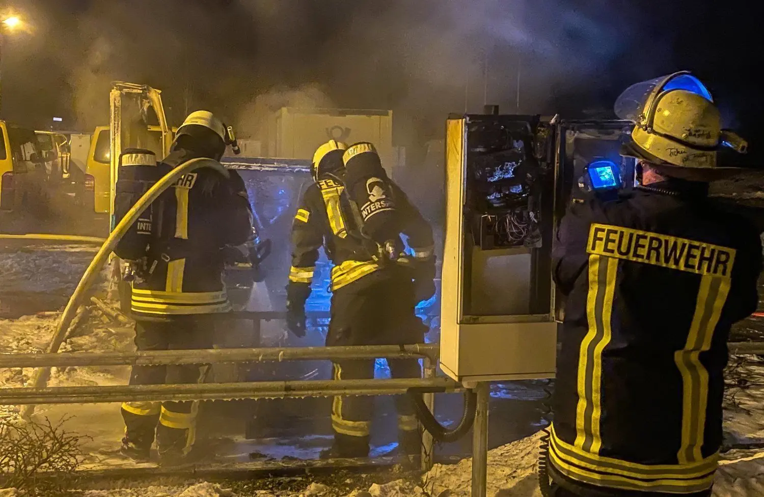 Kameraden der Feuerwehren aus dem Stadtgebiet Bad Liebenwerda beim Löschen, hier an der Ladesäuleneinrichtung.