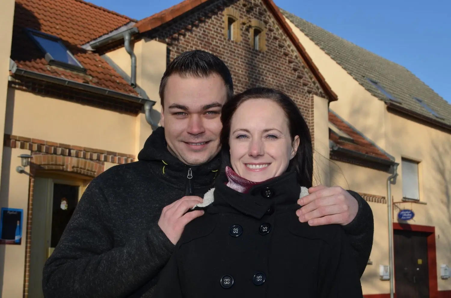 Dana Kranz und Sven Hoffmann führen seit knapp einem Jahr den Sveda-Hof in Klein Partwitz mit Ferienhäuschen und „Plinserie“.⇥