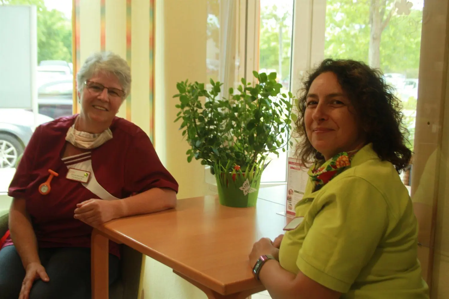 Elvira Kochan und Annett Bischoff sind seit vielen Jahren in der K&S-Seniorenresidenz. Die Corona-Herausforderungen haben ihren Alltag massiv verändert.