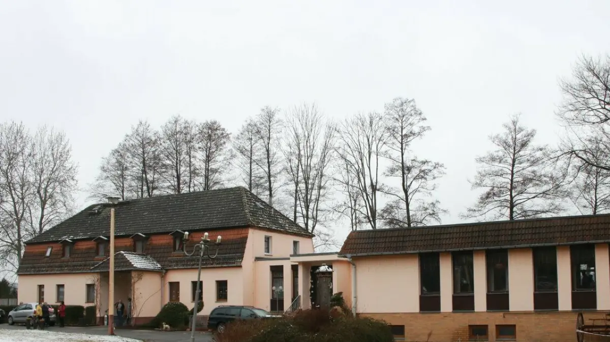 Im Haus am See in Byhleguhre, dem ehemaligen Restaurant mit Pension, sind derzeit 26 ukrainische Frauen, Männer und Kinder untergebracht.
Im Haus am See in Byhleguhre, dem ehemaligen Restaurant mit Pension, sind derzeit 26 ukrainische Frauen, Männer und Kinder untergebracht.