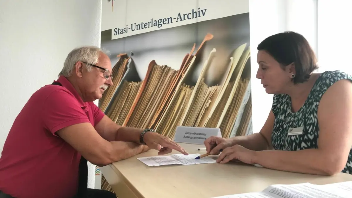 Karl-Heinz Schulze (73) aus Fürstenwalde stellt bei Stefanie Eichler vom Stasi-Unterlagenarchiv einen Antrag auf Akteneinsicht.
Karl-Heinz Schulze(73) aus Fürstenwalde stellt bei Stefanie Eichler von der Stasi-Unterlagenbehörde einen Antrag auf Akteneinsicht