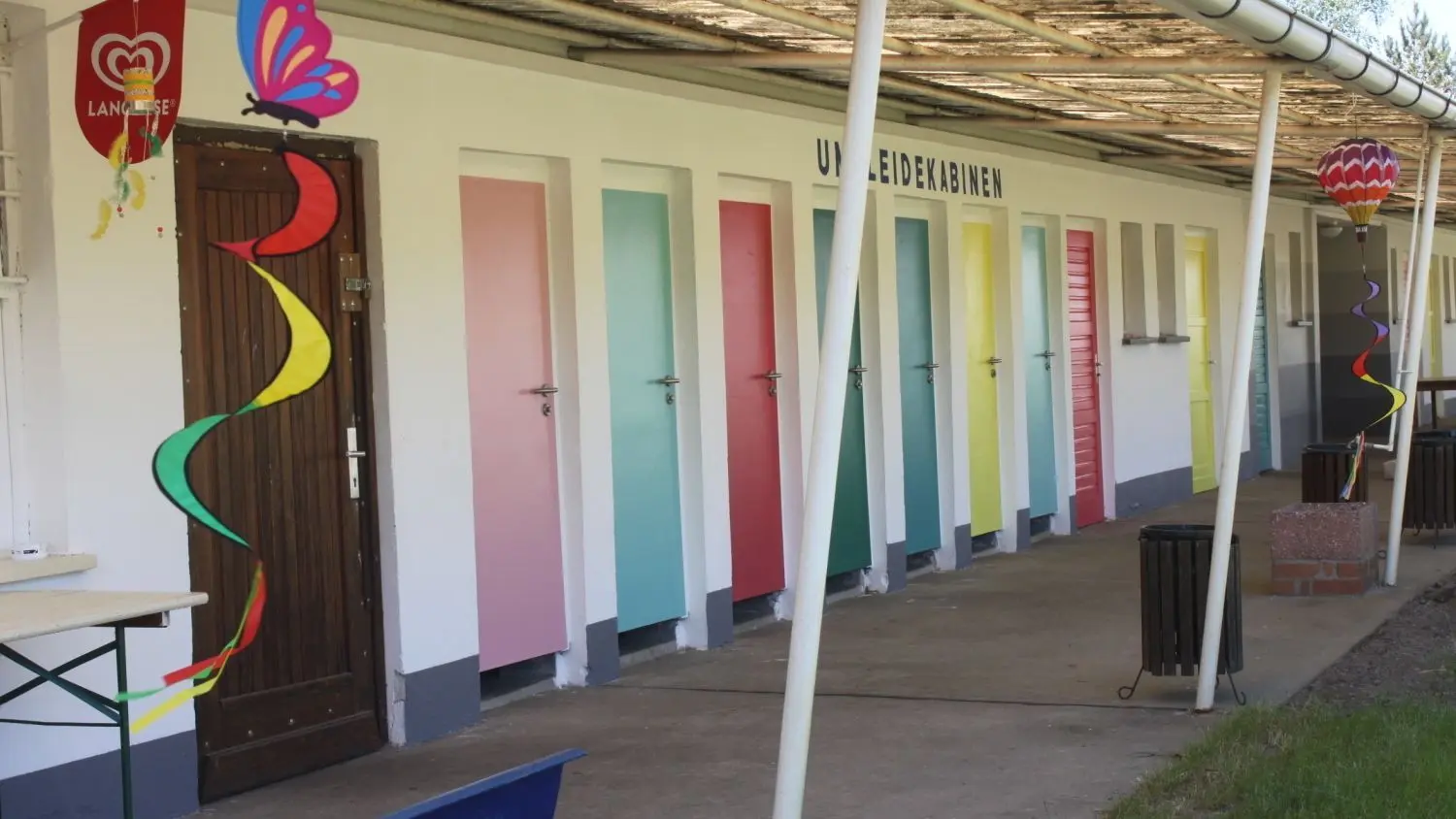 Die Türen zu den Umkleidekabinen im Freibad Herzberg sind jetzt knallig bunt.