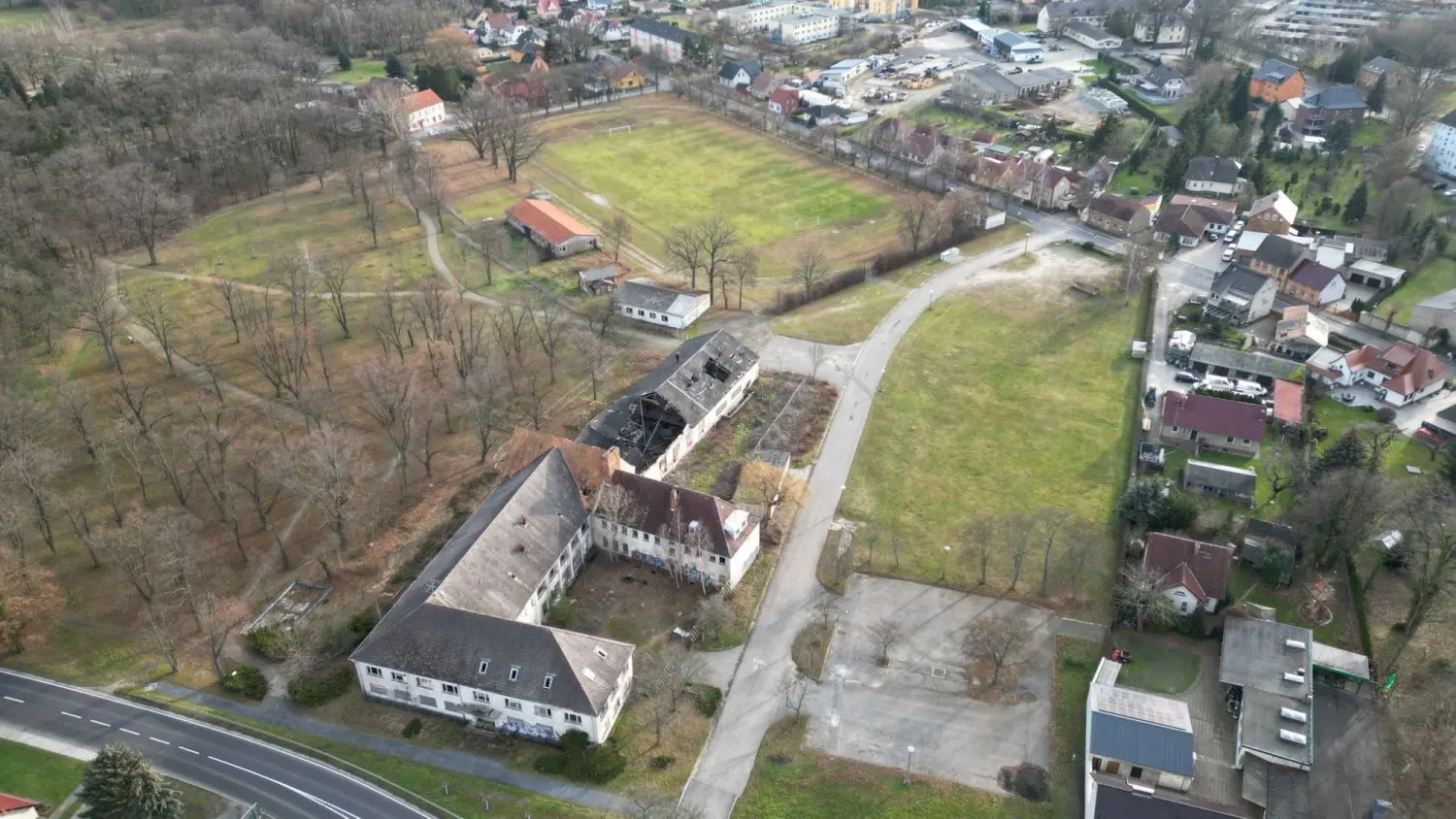 Eine der letzten Aufnahmen aus der Vogelperspektive von Ende 2022, auf der die baulichen Anlagen wie Gerätehaus und Sozialtrakt am ehemaligen Friedrich-Ludwig-Jahn-Sportplatz in Calau noch stehen. Auf den Freiflächen am Lindengarten werden in den nächsten Jahren rund 25 Eigenheime entstehen.