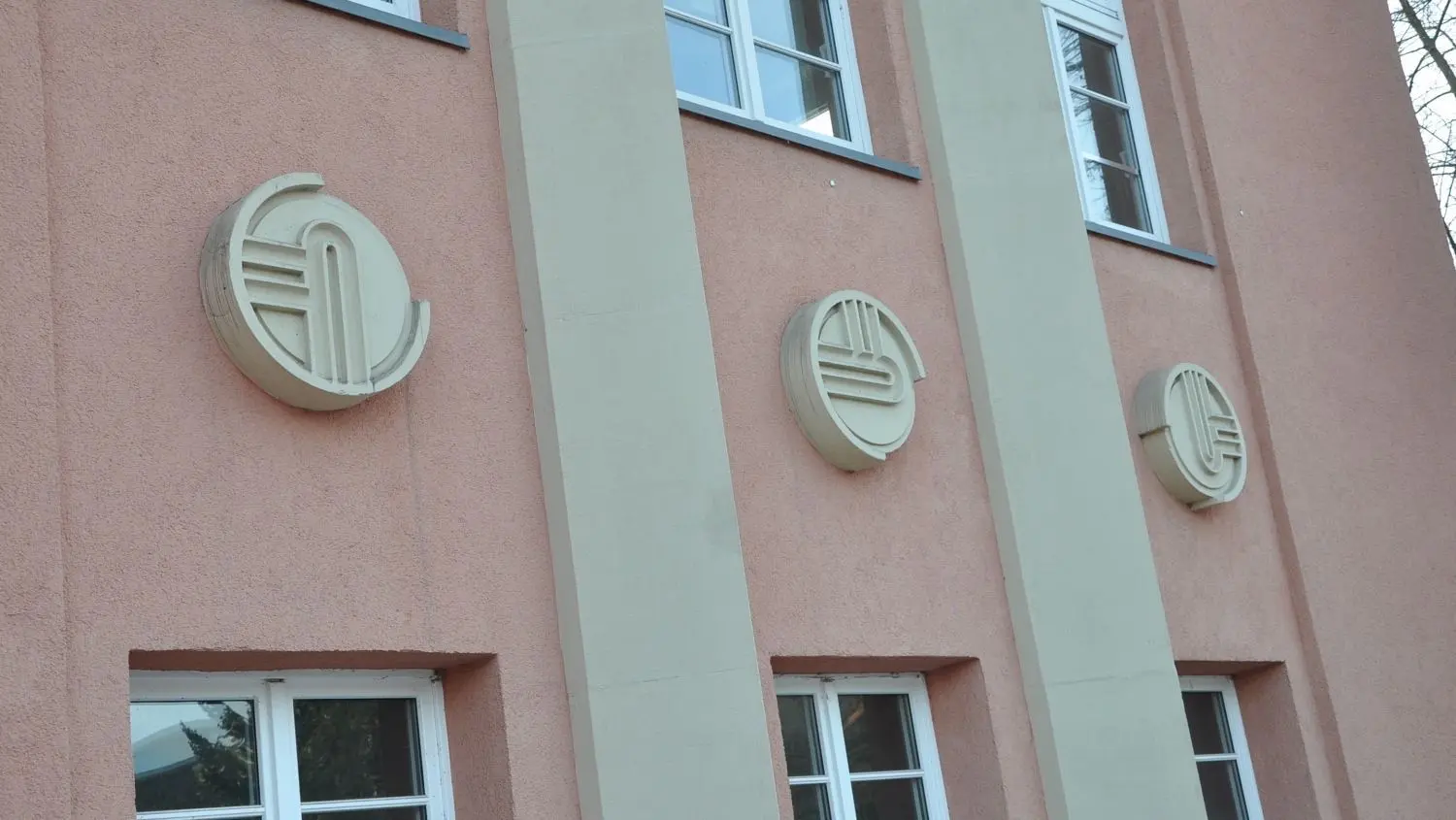 Dekorative Elemente und Gestaltungsabsichten prägen den am Ende des 19. Jahrhunderts aufkommenden Stil des Art déco. Gut sichtbar auch am ehemaligen AOK-Gebäude im Südring in Bad Liebenwerda.