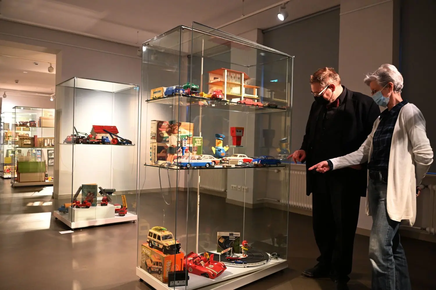 Nur Kuratorin Dagmar Pfeifer und Museumsleiter Steffen Krestin können sich die Spielzeugausstellung ansehen.