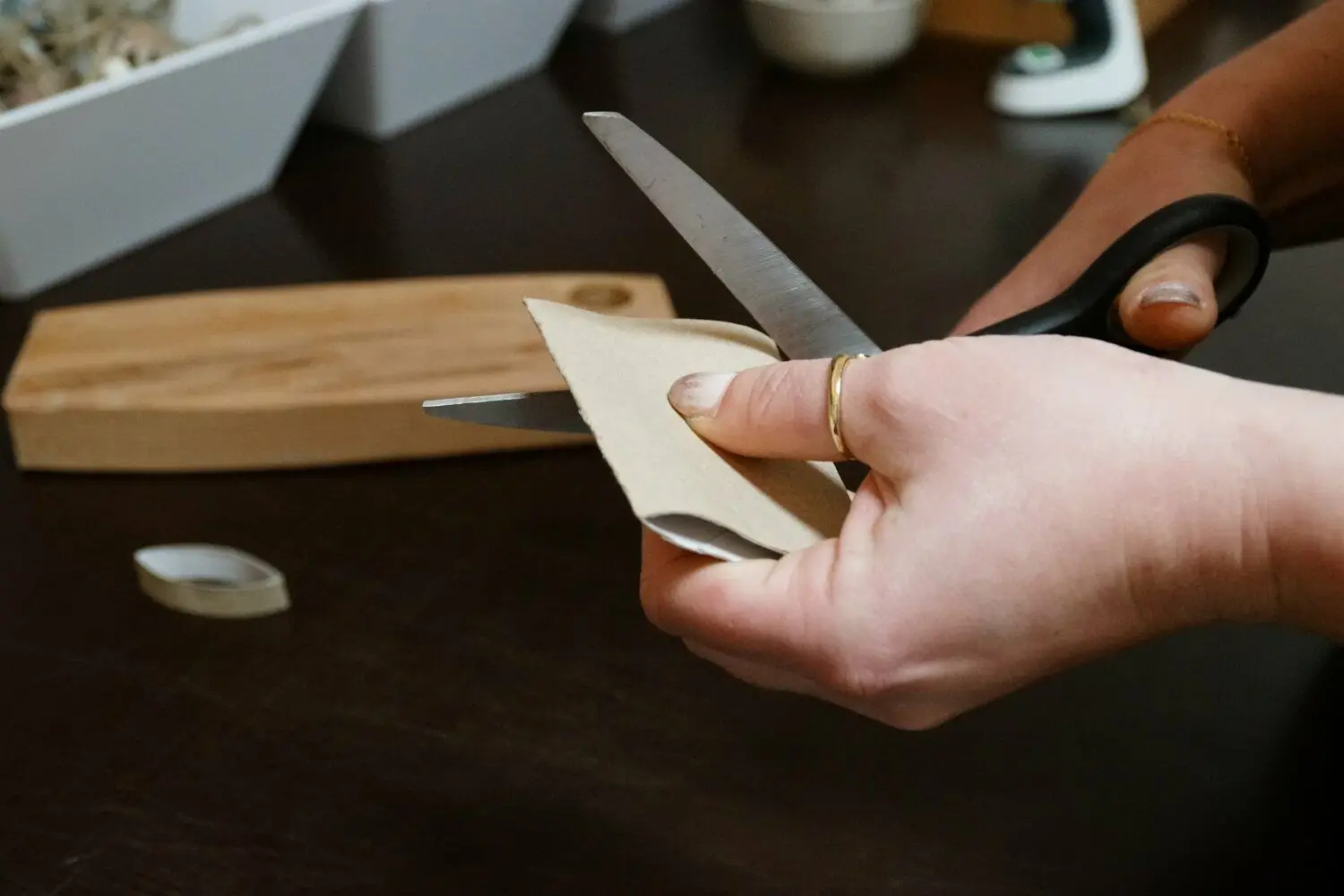 Als Profi hat Julia Schirok in ihrem Spremberger Geschäft einen Tipp, wie sich schnell weihnachtliche Deko-Sterne aus einer Toilettenpapier-Rolle zaubern lassen. Dazu muss die Rolle plattgedrückt werden. Anschließend werden drei rund 1,5 Zentimeter breite Streifen abgeschnitten.