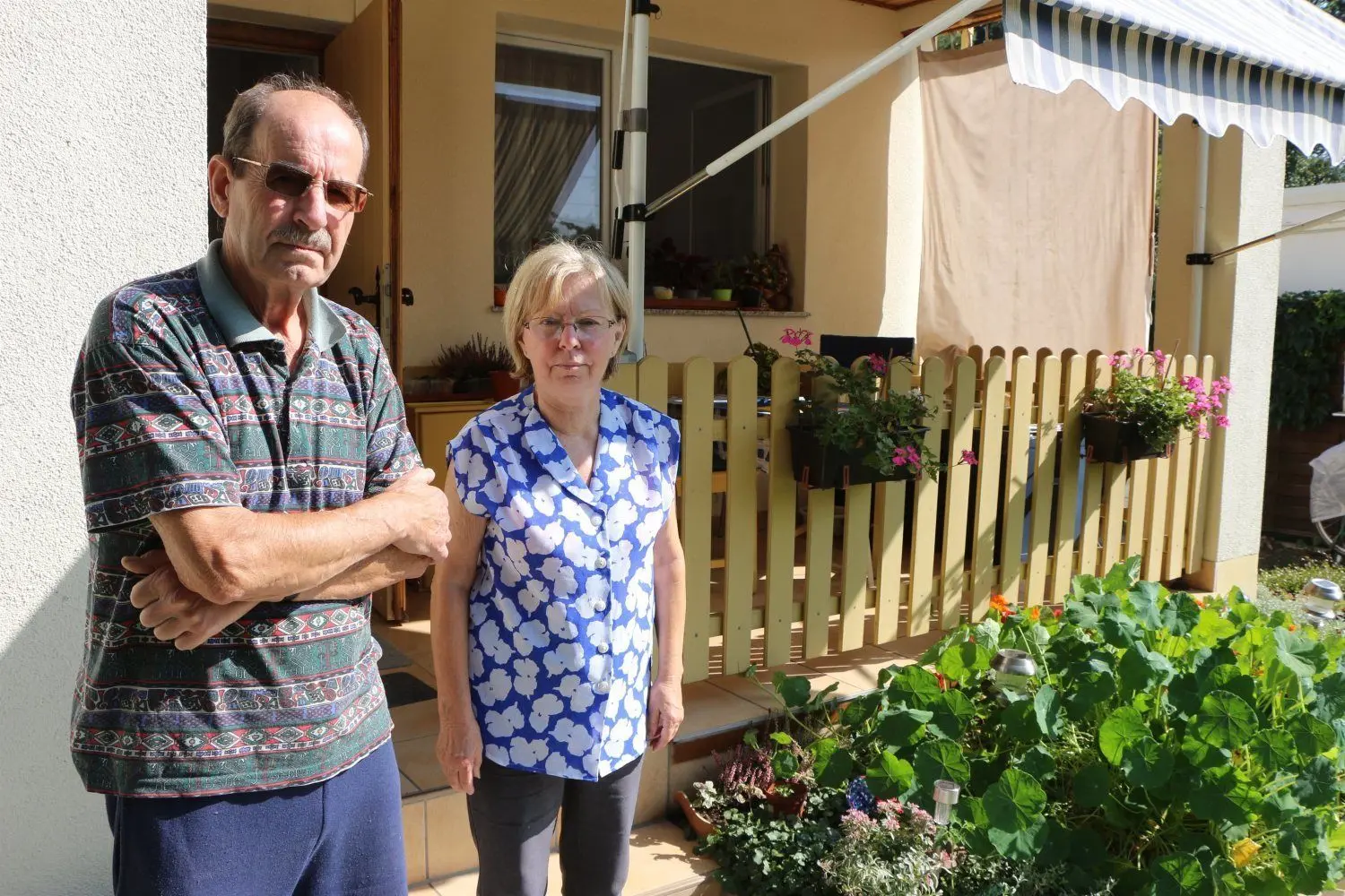 Georg (79) und Walttraud (76) Boguth aus Neubuchwalde in Lohsa entsorgen das Abwasser ihrer Sommerlaube über eine abflusslose Grube. Einen Anschluss ans Abwassernetz wollten sie nie, bekommen sie jetzt aber. Kosten: Über 220000 Euro.